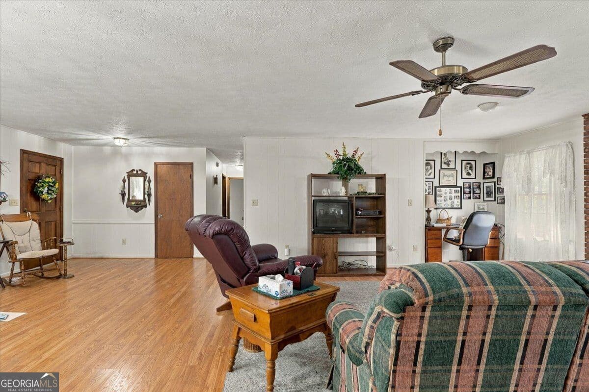 3 bedroom, 2 bathroom, 1,797 sq ft single family residence for sale at 3007 Dames Ferry Road, Forsyth, GA 31029 — photo 3