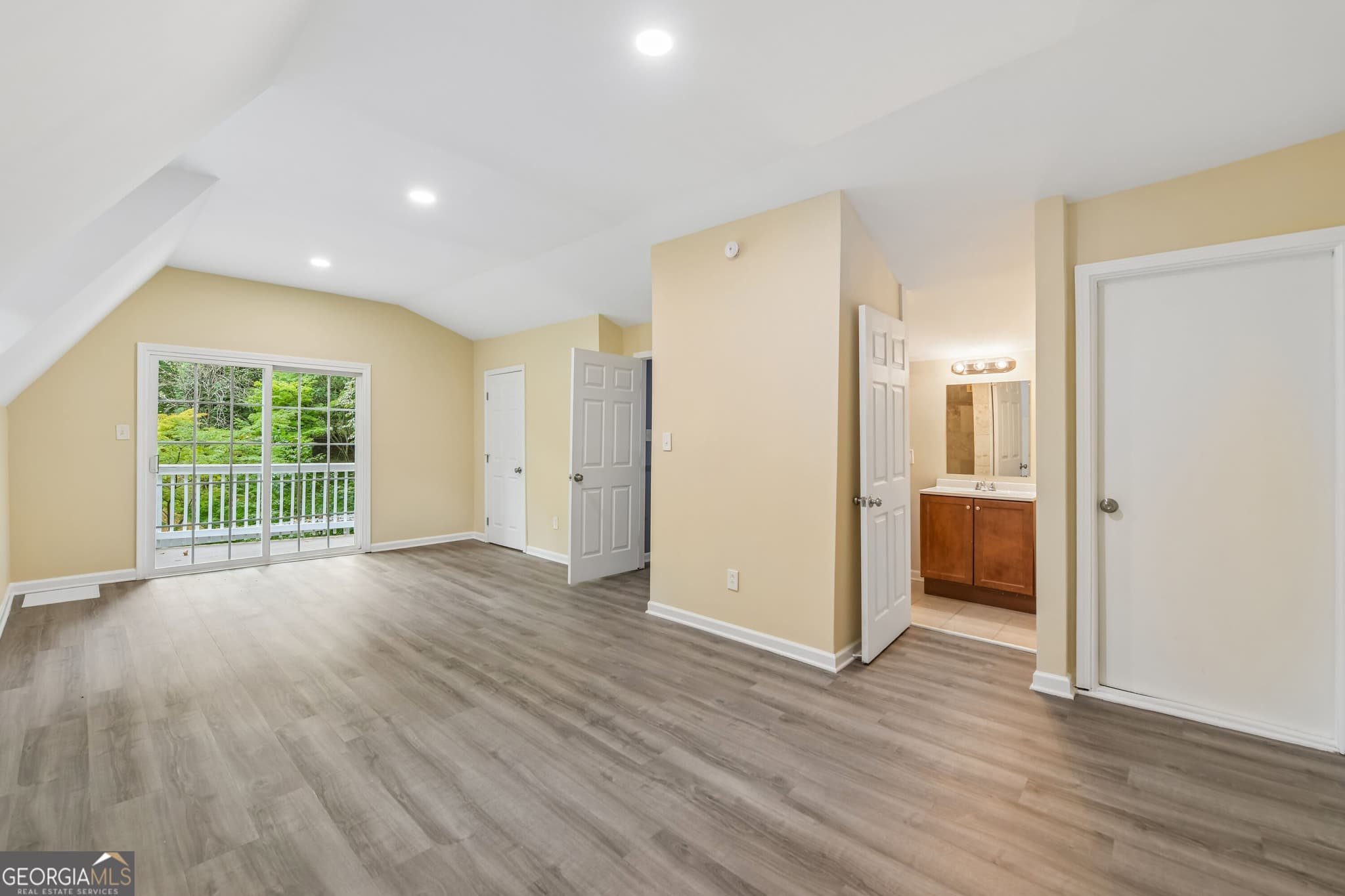 3 bedroom, 2 bathroom, 1,386 sq ft single family residence for sale at 1370 Eaglecreek Trail, Cumming, GA 30041 — photo 4