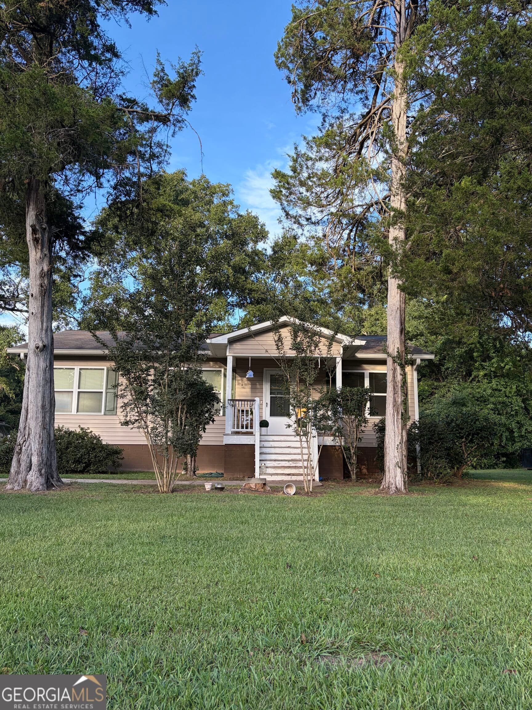 3 bedroom, 2 bathroom, 1,120 sq ft single family residence for sale at 405 Crawfordville Road, Union Point, GA 30669 — photo 1 of 15