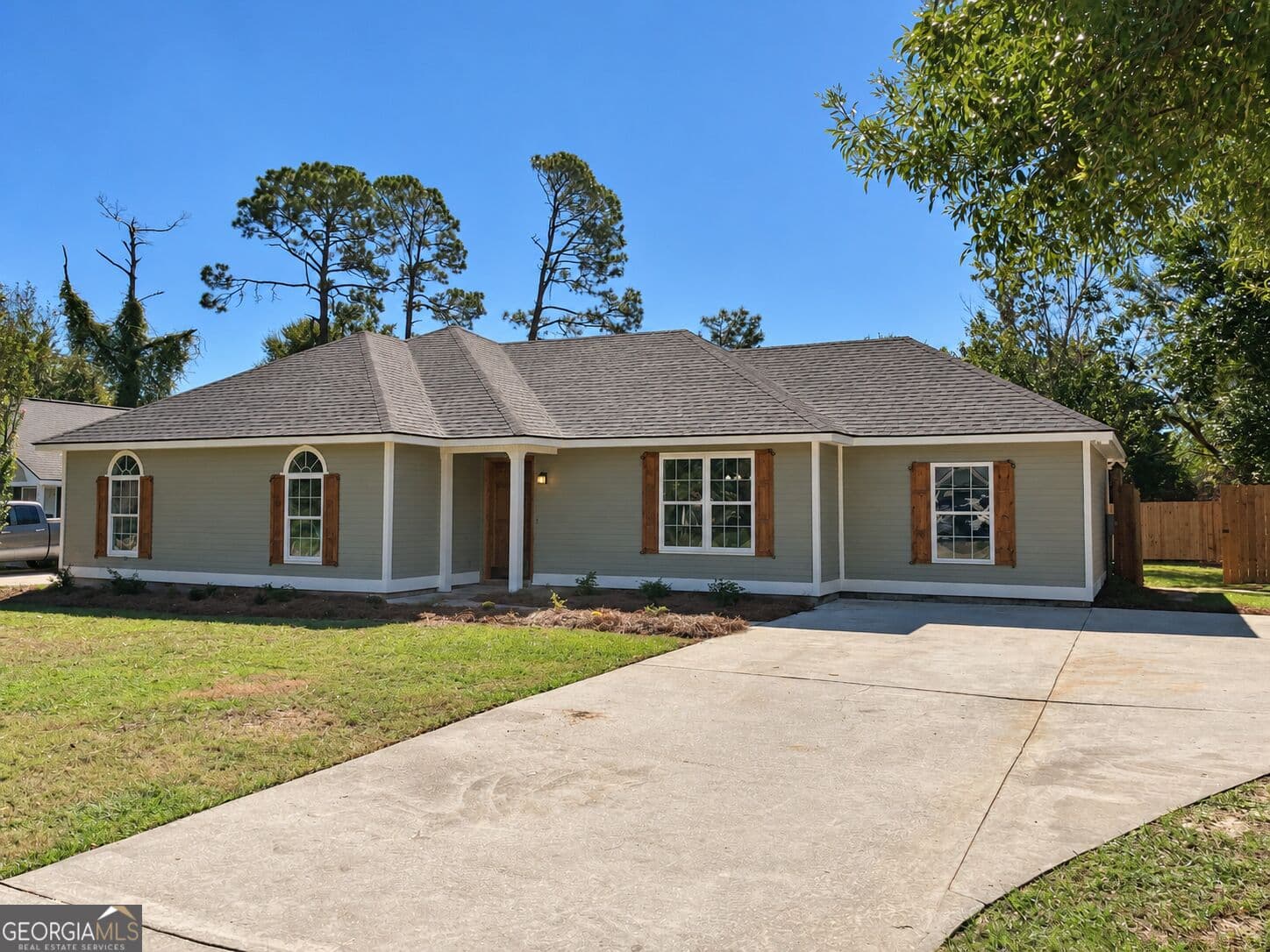 3 bedroom, 2 bathroom, 1,510 sq ft single family residence for sale at 927 Pine Cone Circle, Valdosta, GA 31602 — photo 2