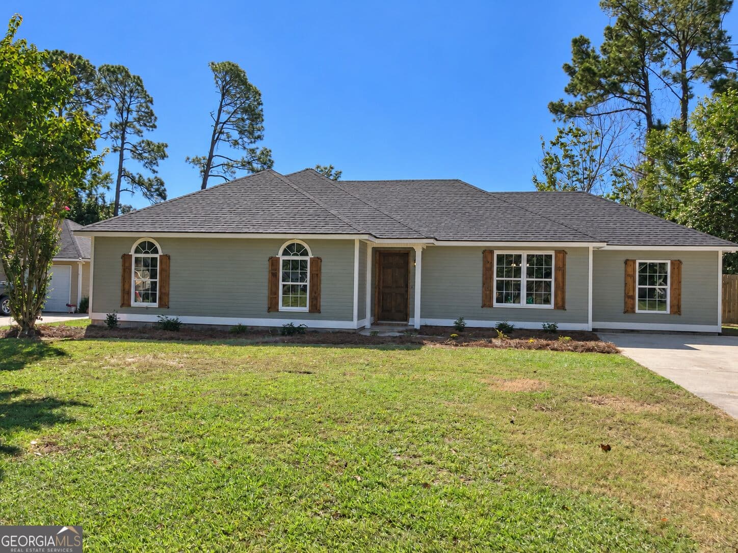 3 bedroom, 2 bathroom, 1,510 sq ft single family residence for sale at 927 Pine Cone Circle, Valdosta, GA 31602