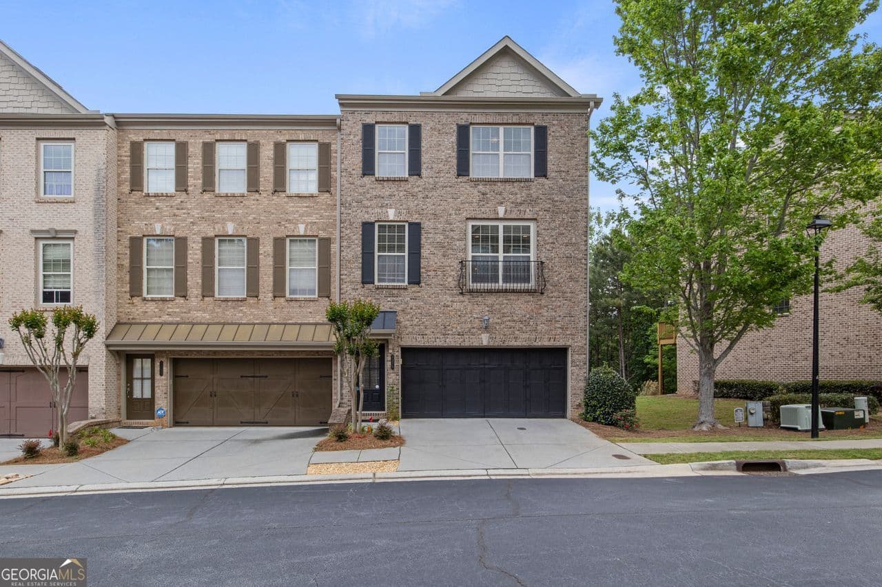 3 bedroom, 3.5 bathroom, 2,469 sq ft townhouse sold at 3375 Willow Oak Drive, Peachtree Corners, GA 30092
