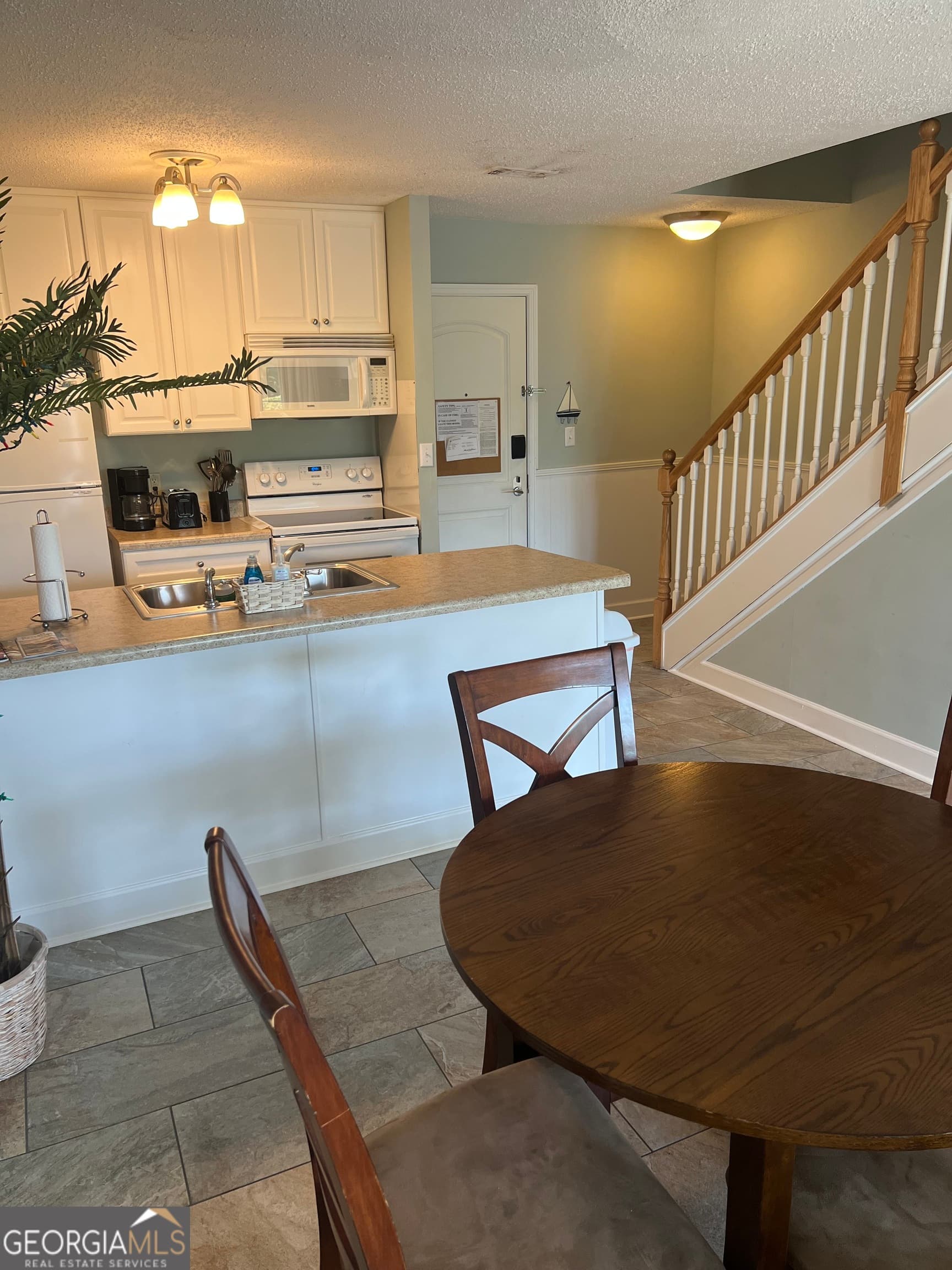 2 bedroom, 1 bathroom, 988 sq ft condominium for sale at 1175 N Beachview Drive, Jekyll Island, GA 31527 — photo 5