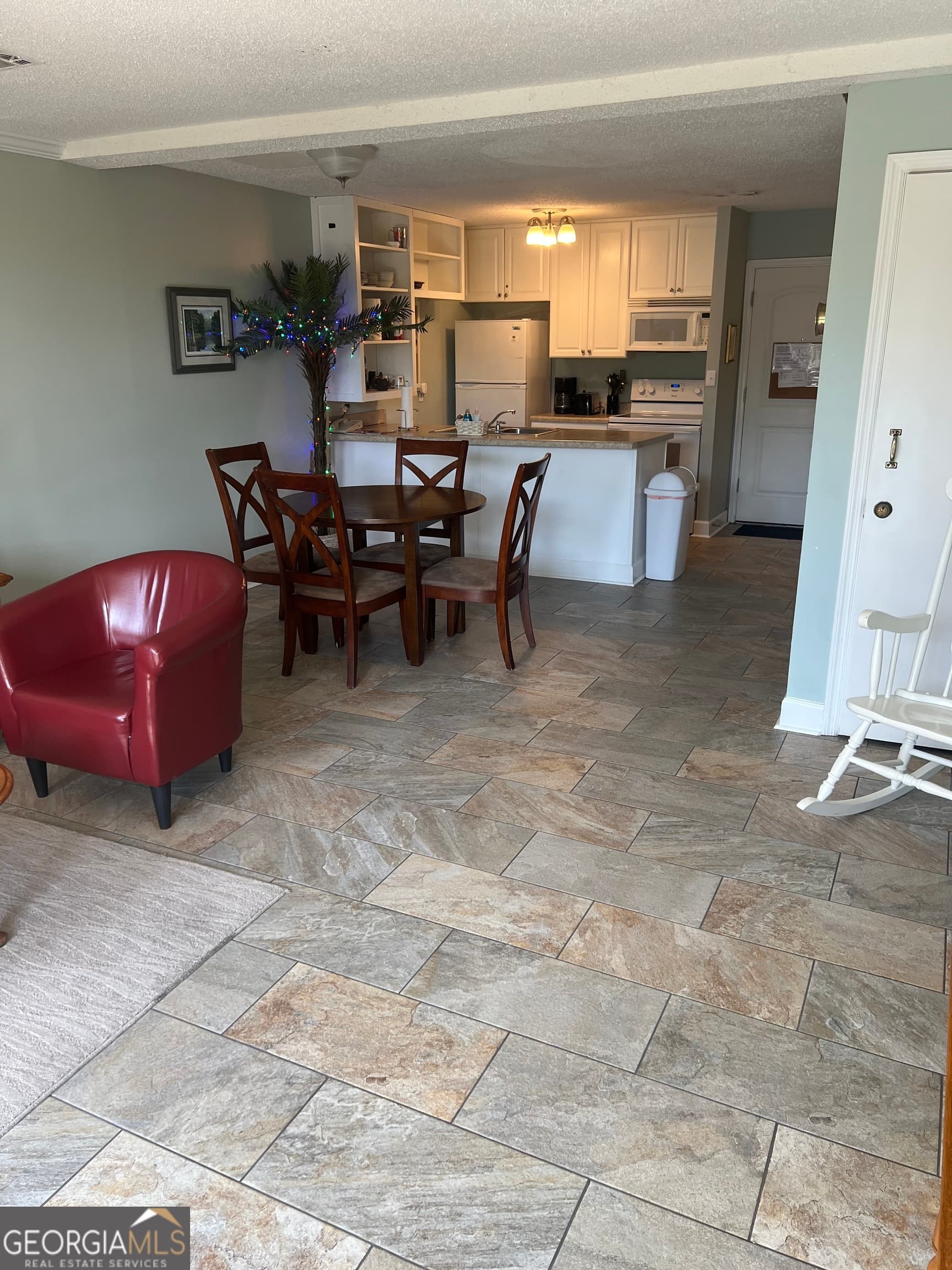 2 bedroom, 1 bathroom, 988 sq ft condominium for sale at 1175 N Beachview Drive, Jekyll Island, GA 31527 — photo 8