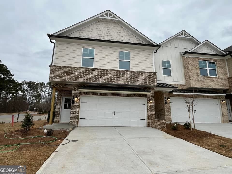 3 bedroom, 2.5 bathroom, 1,969 sq ft townhouse for sale at 11 Creekside Commons Drive, Hoschton, GA 30548 — photo 2