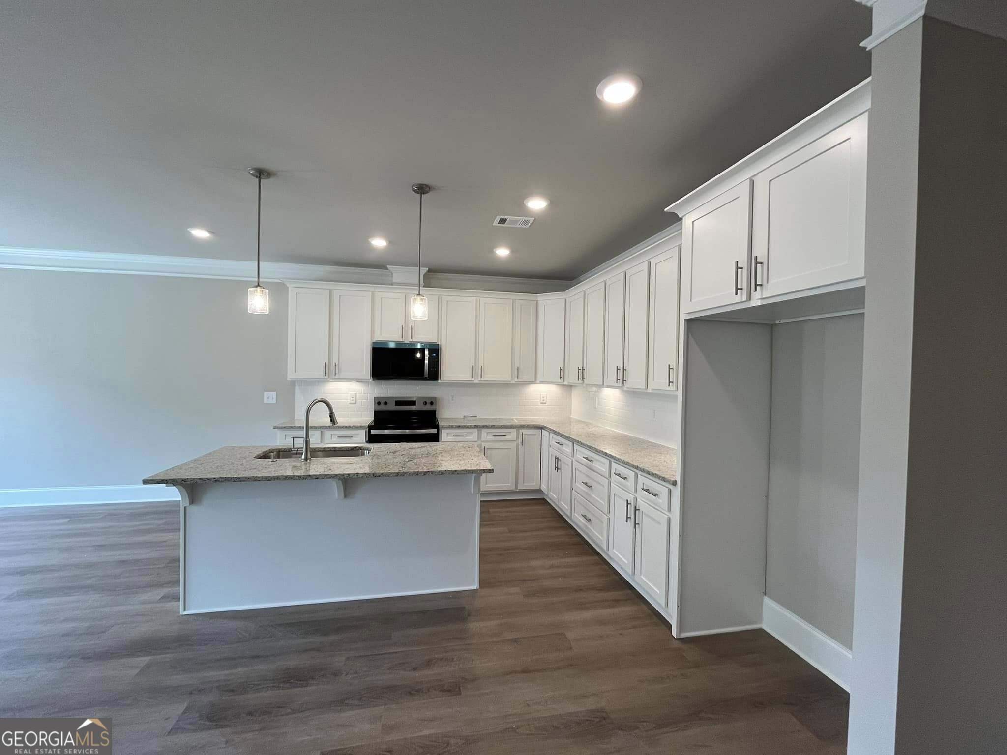 3 bedroom, 2.5 bathroom, 1,969 sq ft townhouse for sale at 11 Creekside Commons Drive, Hoschton, GA 30548 — photo 7