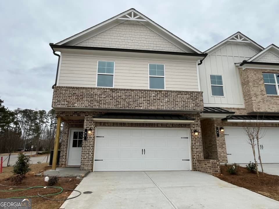 3 bedroom, 2.5 bathroom, 1,969 sq ft townhouse for sale at 11 Creekside Commons Drive, Hoschton, GA 30548 — photo 1 of 77