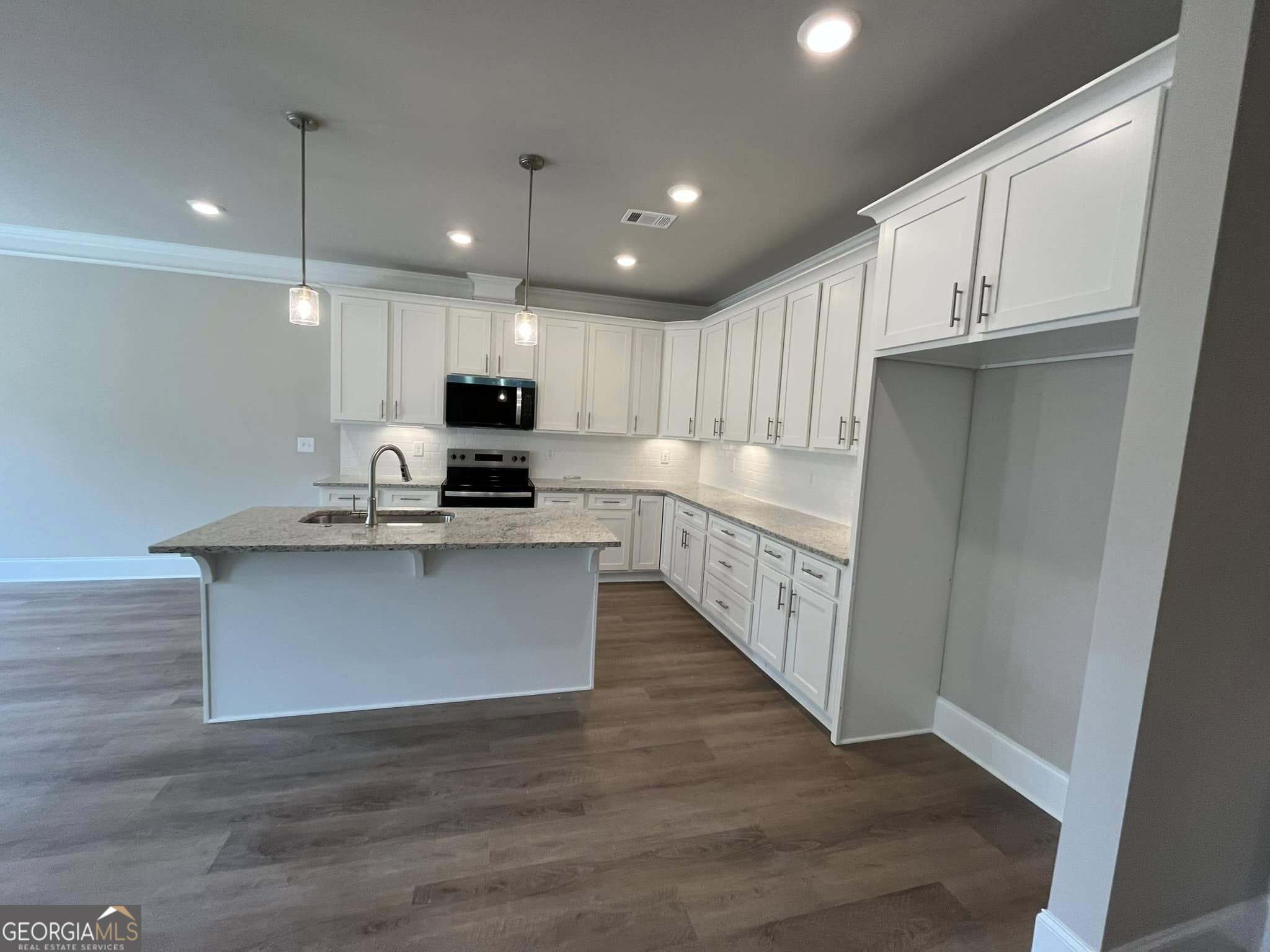 3 bedroom, 2.5 bathroom, 1,969 sq ft townhouse for sale at 11 Creekside Commons Drive, Hoschton, GA 30548 — photo 8