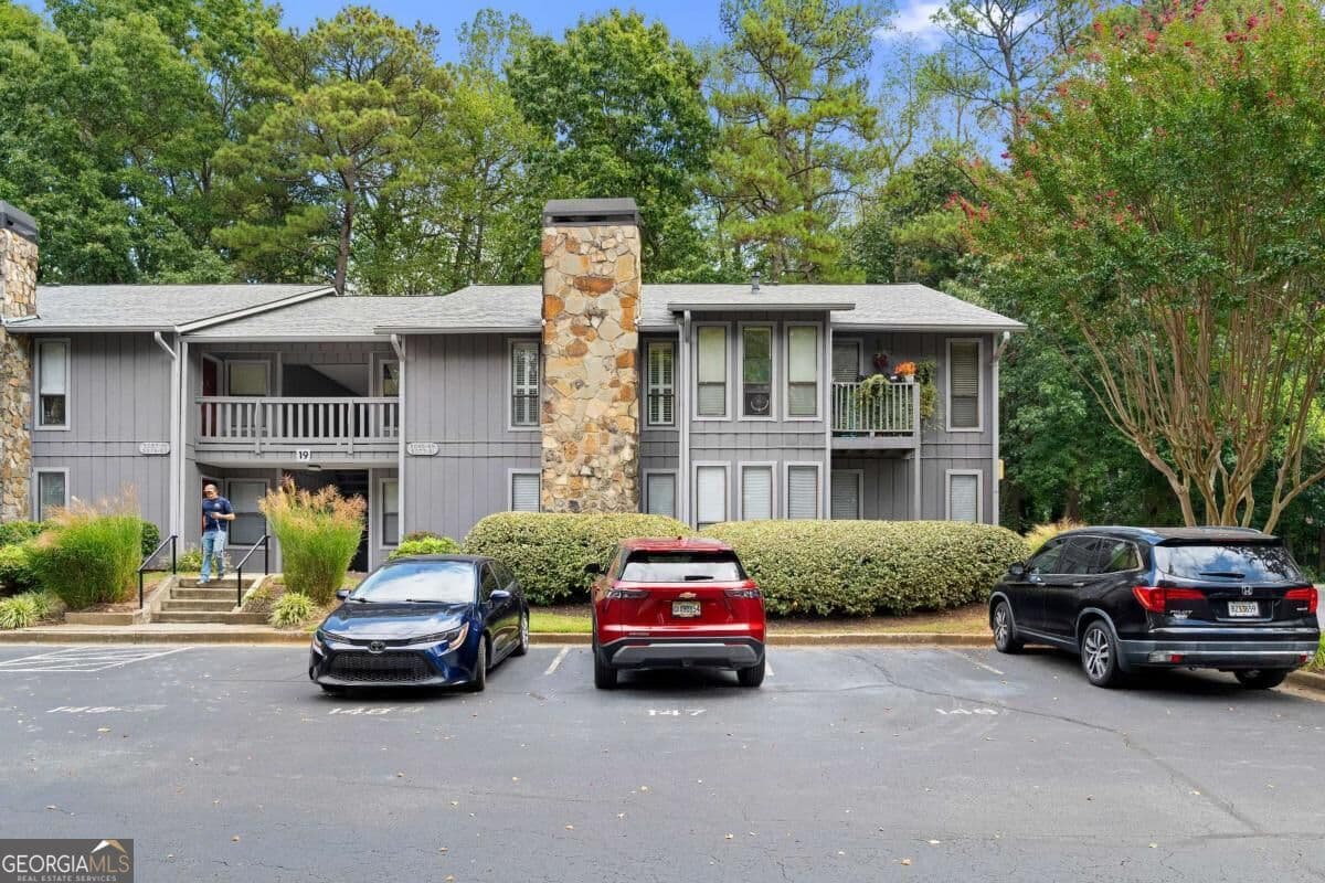 2 bedroom, 2 bathroom, 1,182 sq ft condominium for sale at 5077 Woodridge Way, Tucker, GA 30084 — photo 2