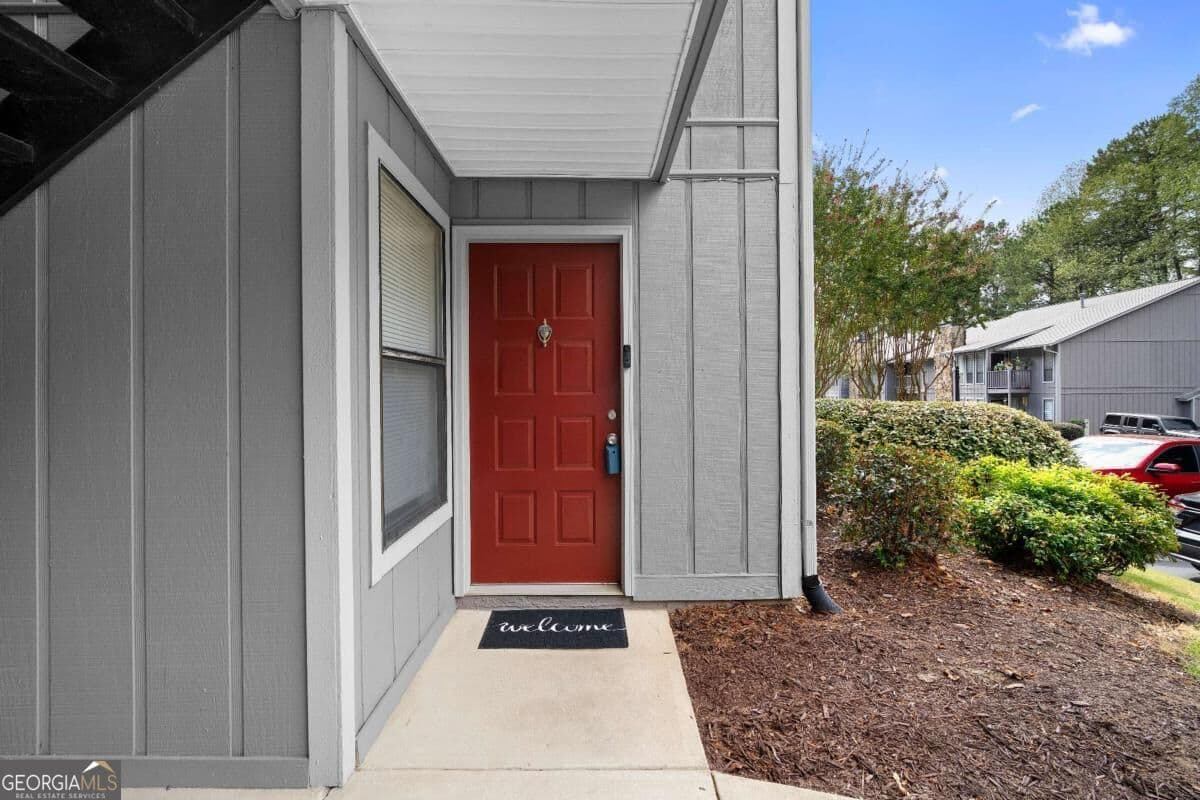 2 bedroom, 2 bathroom, 1,182 sq ft condominium for sale at 5077 Woodridge Way, Tucker, GA 30084 — photo 3