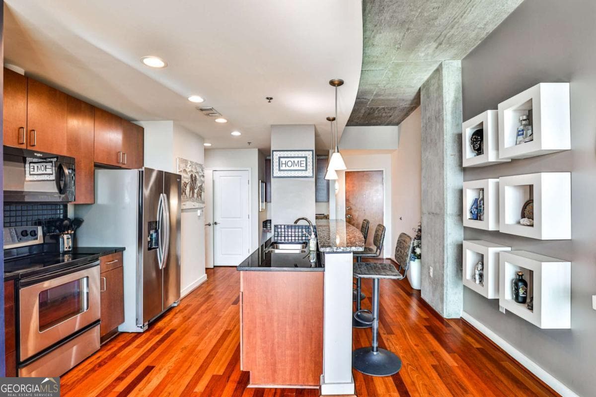 1 bedroom, 1 bathroom, 779 sq ft condominium for sale at 250 Pharr Road 712, Atlanta, GA 30305 — photo 3