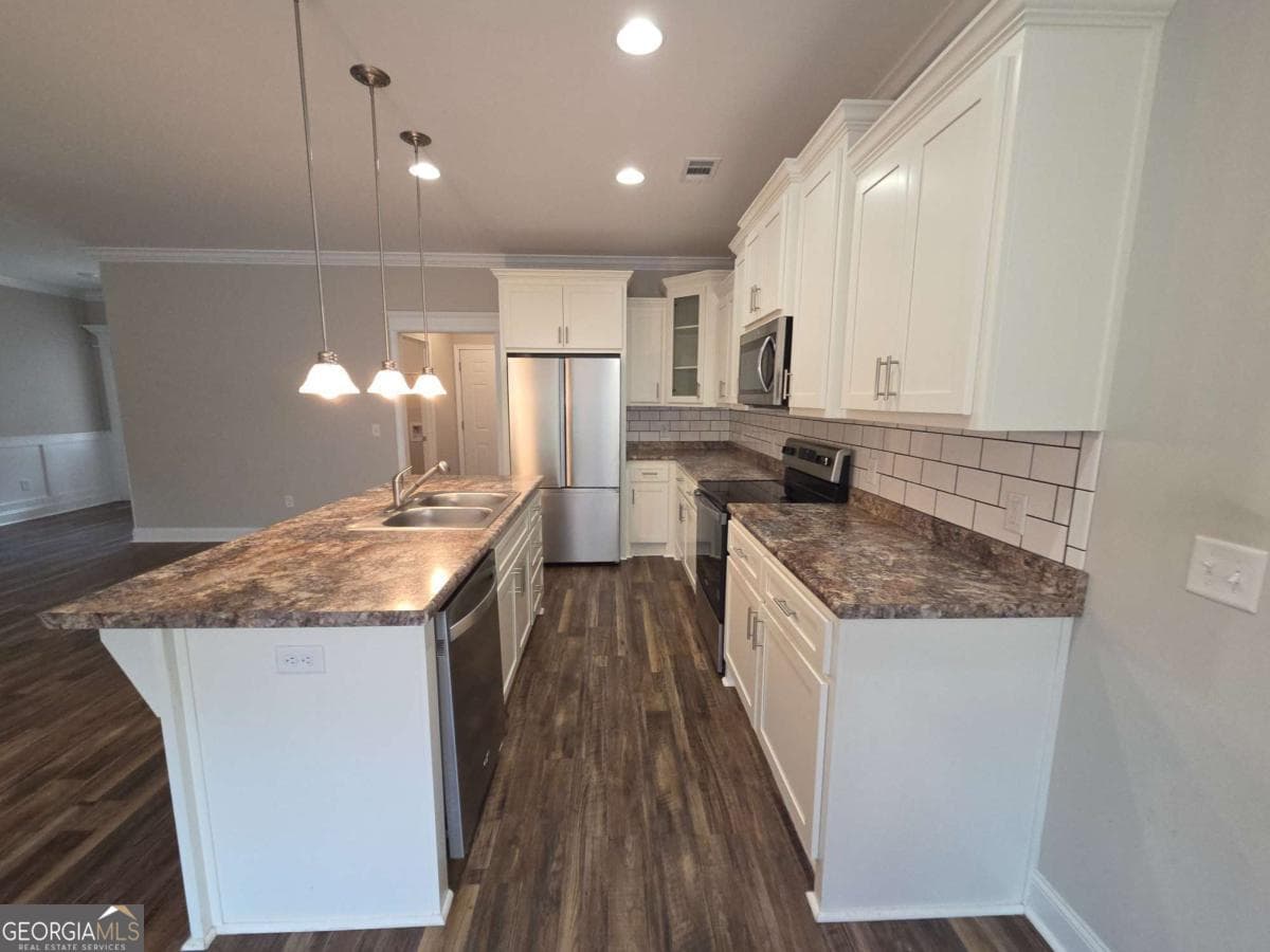 4 bedroom, 2 bathroom, 2,054 sq ft single family residence for sale at 144 Linden Drive, Jesup, GA 31545 — photo 2