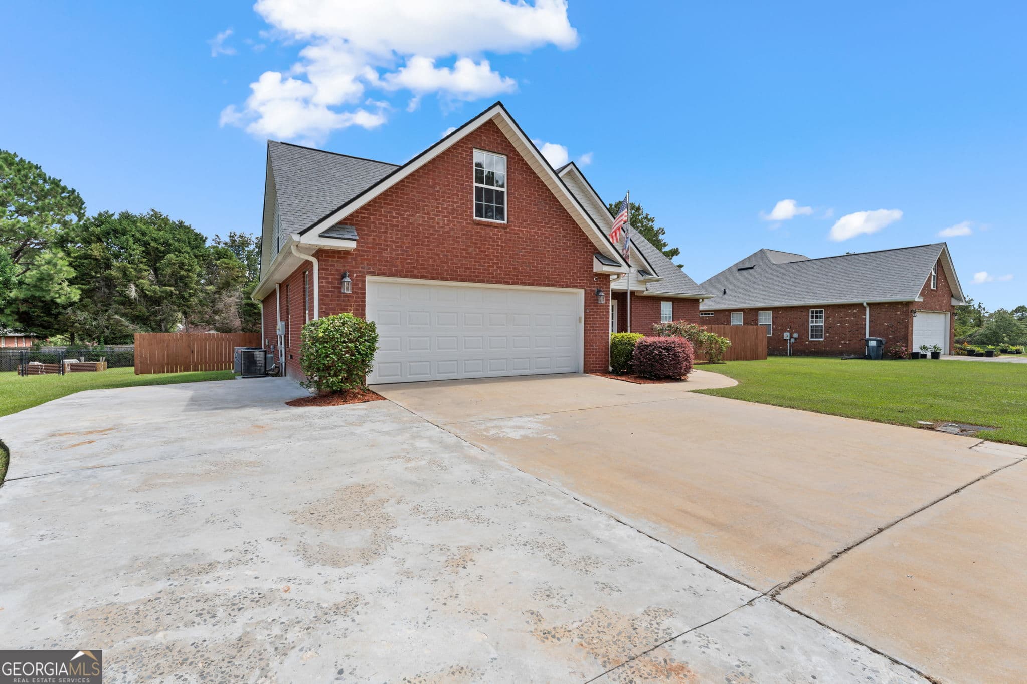 5 bedroom, 3 bathroom, 2,358 sq ft single family residence for sale at 318 Christopher Luke Circle, Perry, GA 31069 — photo 2