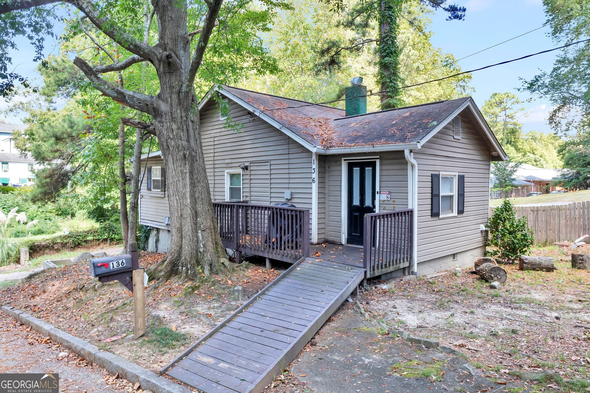 3 bedroom, 1 bathroom, 956 sq ft single family residence for sale at 136 Holly Road, Atlanta, GA 30314 — photo 2