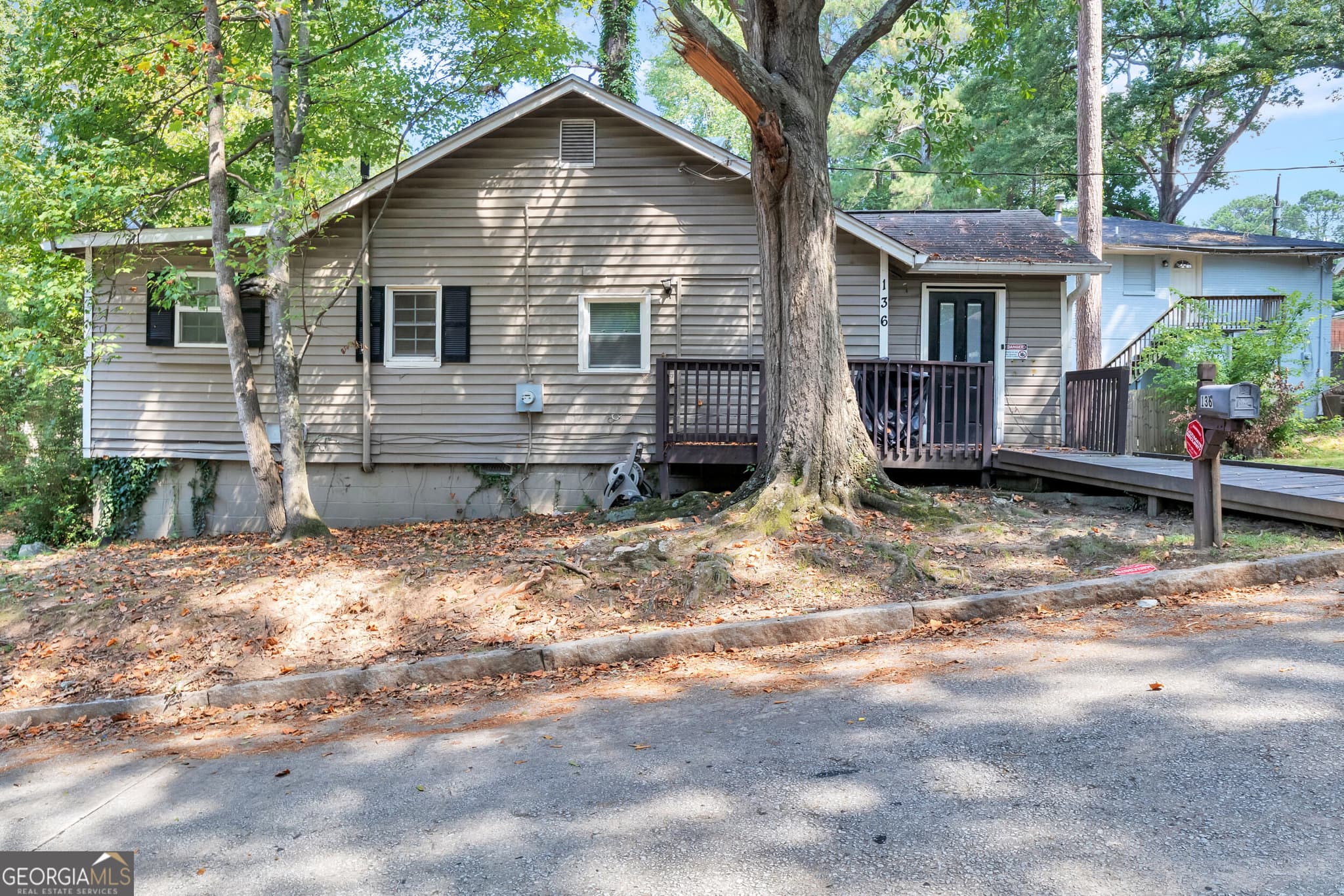3 bedroom, 1 bathroom, 956 sq ft single family residence for sale at 136 Holly Road, Atlanta, GA 30314 — photo 1 of 20
