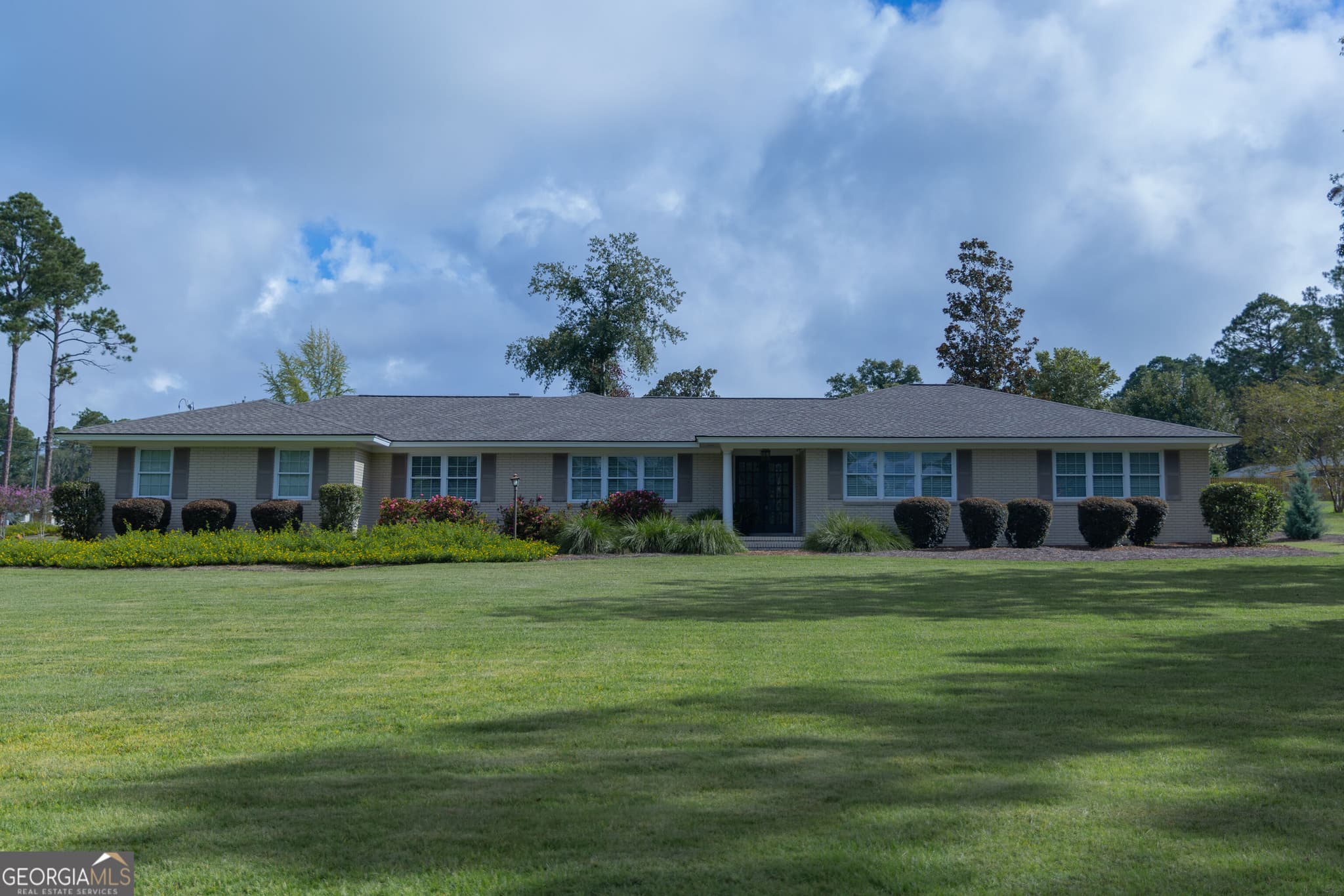 4 bedroom, 3 bathroom, 3,198 sq ft single family residence for sale at 300 Lewis Drive, Vidalia, GA 30474