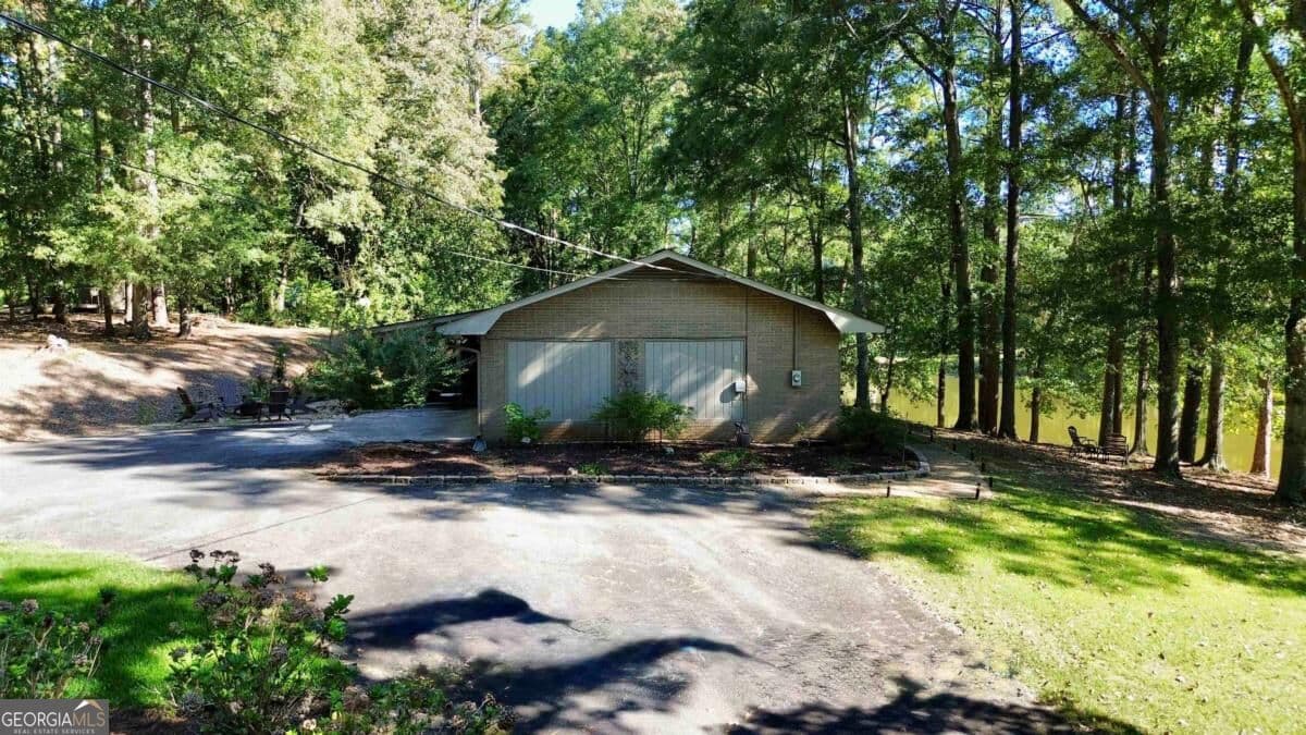3 bedroom, 2 bathroom, 2,046 sq ft single family residence for sale at 1100 Phelps Road, Greensboro, GA 30642 — photo 8