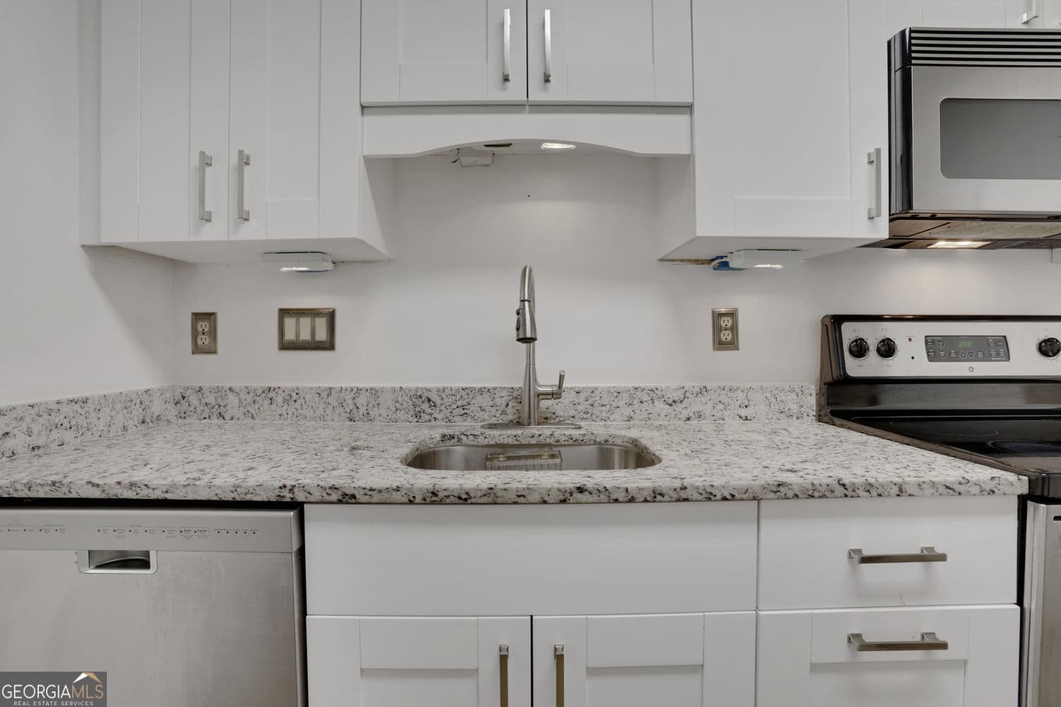 2 bedroom, 2 bathroom, 1,182 sq ft condominium for sale at 3843 Woodridge Way, Tucker, GA 30084 — photo 4