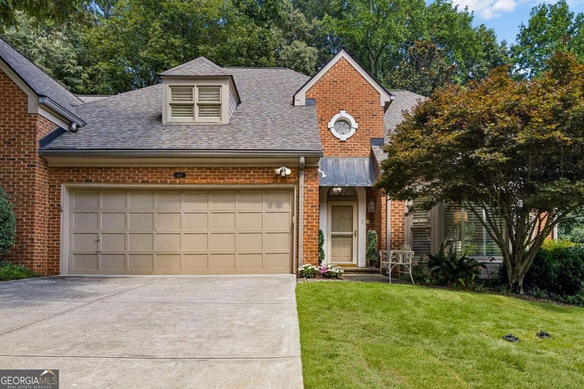 5 bedroom, 3.5 bathroom, 3,900 sq ft single family residence for sale at 440 Greenlaurel Drive, Sandy Springs, GA 30342 — photo 1 of 39