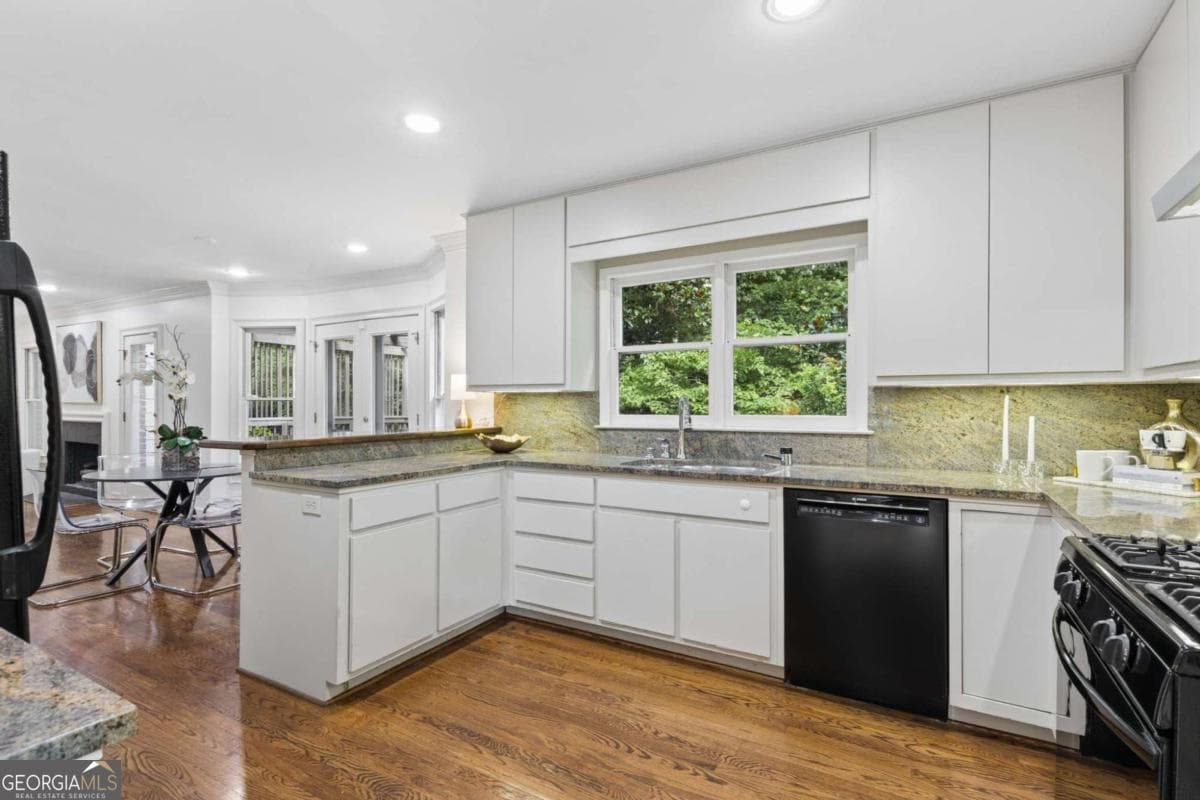 5 bedroom, 3.5 bathroom, 3,900 sq ft single family residence for sale at 440 Greenlaurel Drive, Sandy Springs, GA 30342 — photo 9