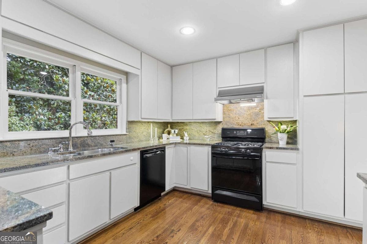 5 bedroom, 3.5 bathroom, 3,900 sq ft single family residence for sale at 440 Greenlaurel Drive, Sandy Springs, GA 30342 — photo 10