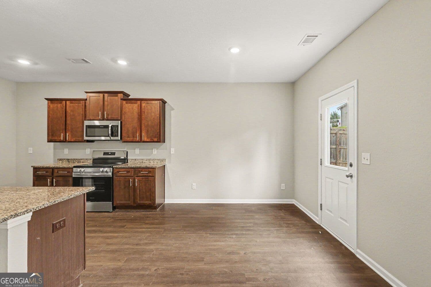 3 bedroom, 2.5 bathroom, 1,924 sq ft single family residence for sale at 4944 Bridle Run Trail, Douglasville, GA 30135 — photo 6