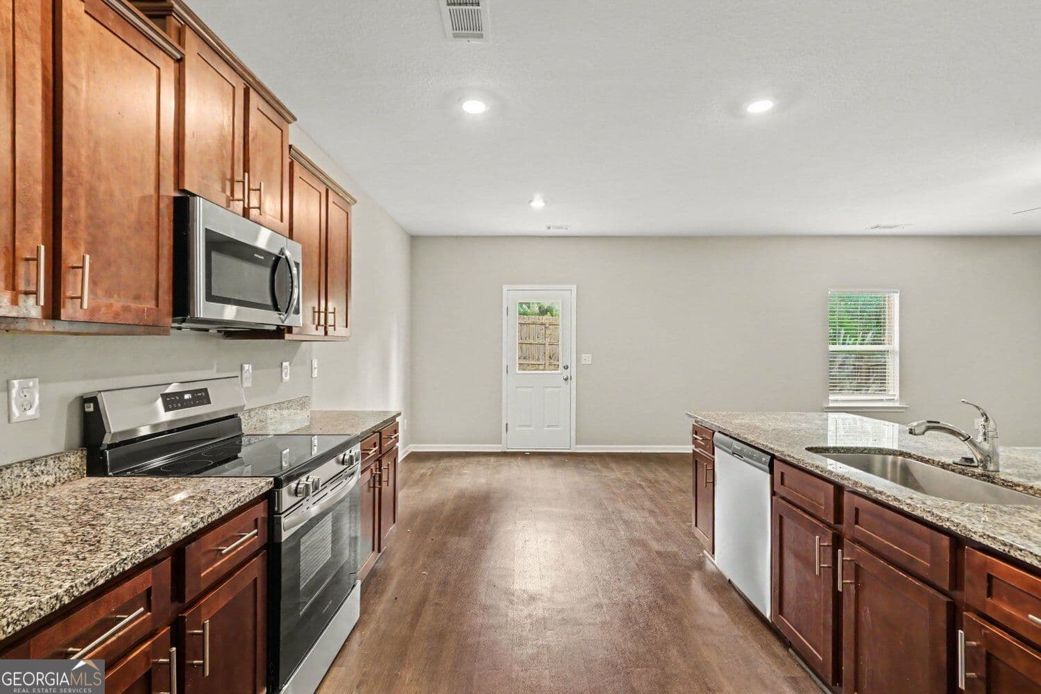 3 bedroom, 2.5 bathroom, 1,924 sq ft single family residence for sale at 4944 Bridle Run Trail, Douglasville, GA 30135 — photo 3