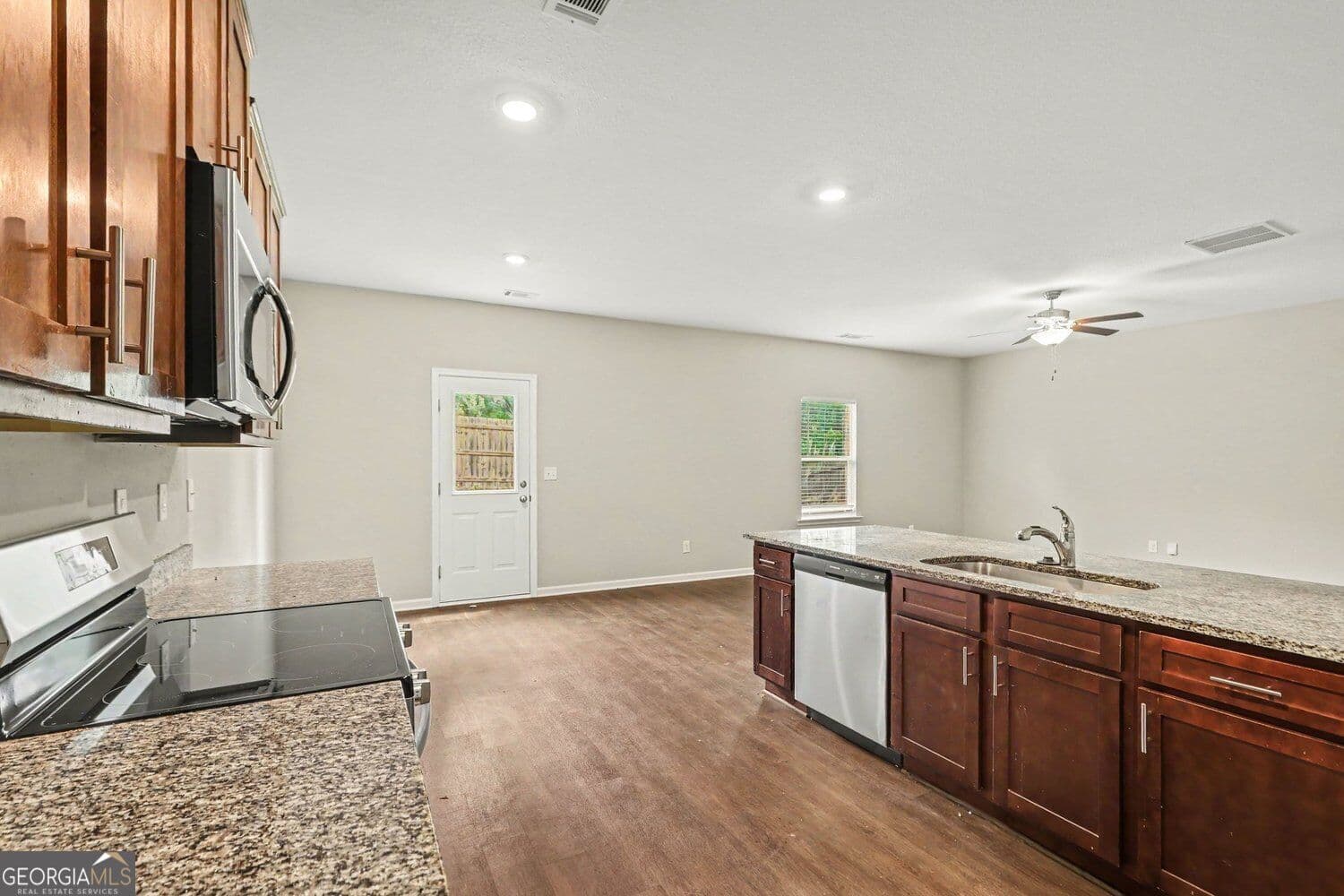 3 bedroom, 2.5 bathroom, 1,924 sq ft single family residence for sale at 4944 Bridle Run Trail, Douglasville, GA 30135 — photo 5