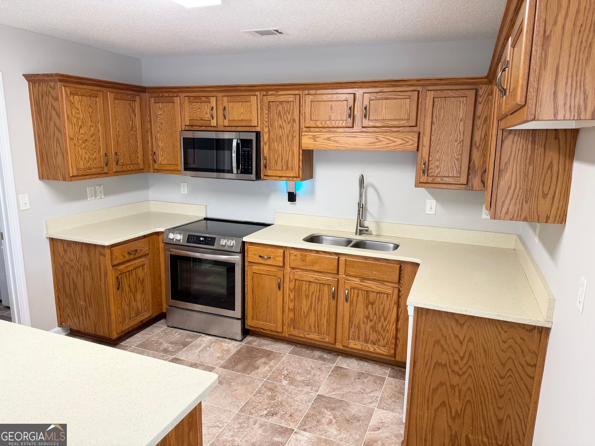 3 bedroom, 2.5 bathroom, 1,708 sq ft townhouse for sale at 2015 Village Run Drive, Mcdonough, GA 30252 — photo 10