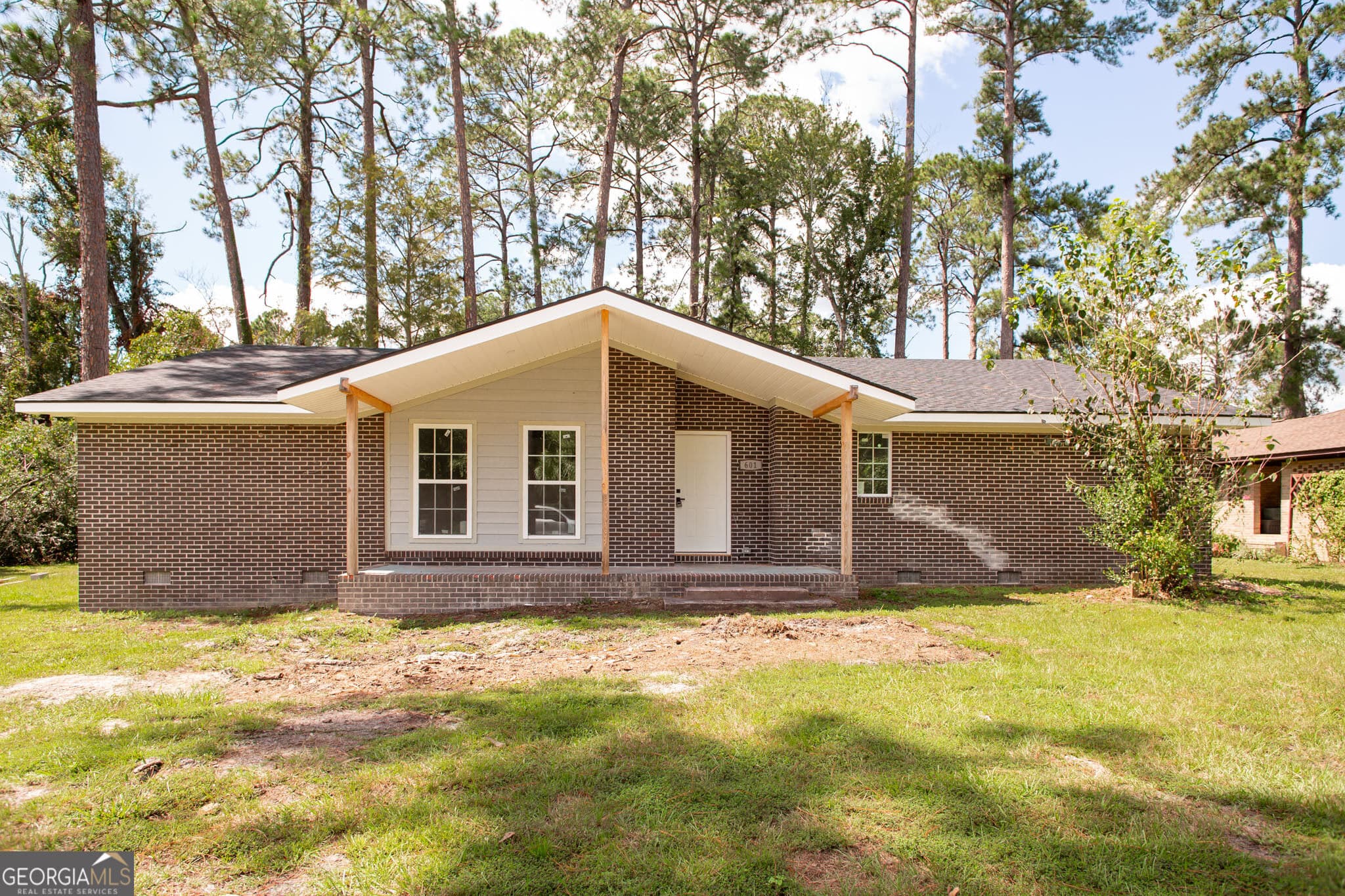4 bedroom, 2 bathroom, 2,192 sq ft single family residence for sale at 601 Saint Catherine Drive, Waycross, GA 31501 — photo 2