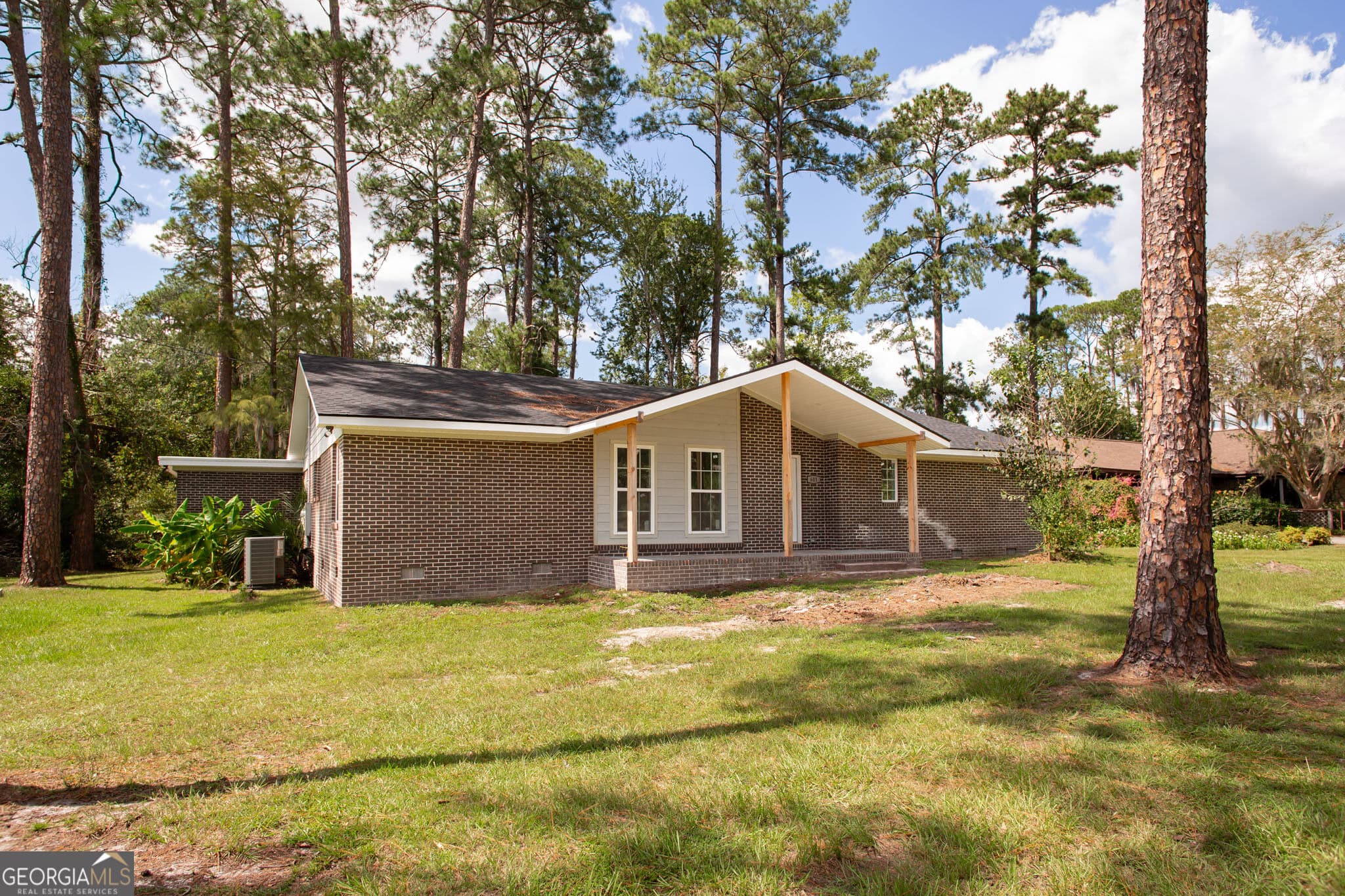 4 bedroom, 2 bathroom, 2,192 sq ft single family residence for sale at 601 Saint Catherine Drive, Waycross, GA 31501 — photo 3
