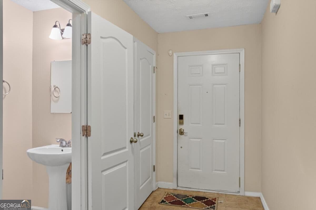 3 bedroom, 2.5 bathroom, 1,577 sq ft townhouse for sale at 1720 Formosa Lane, Mcdonough, GA 30253 — photo 2