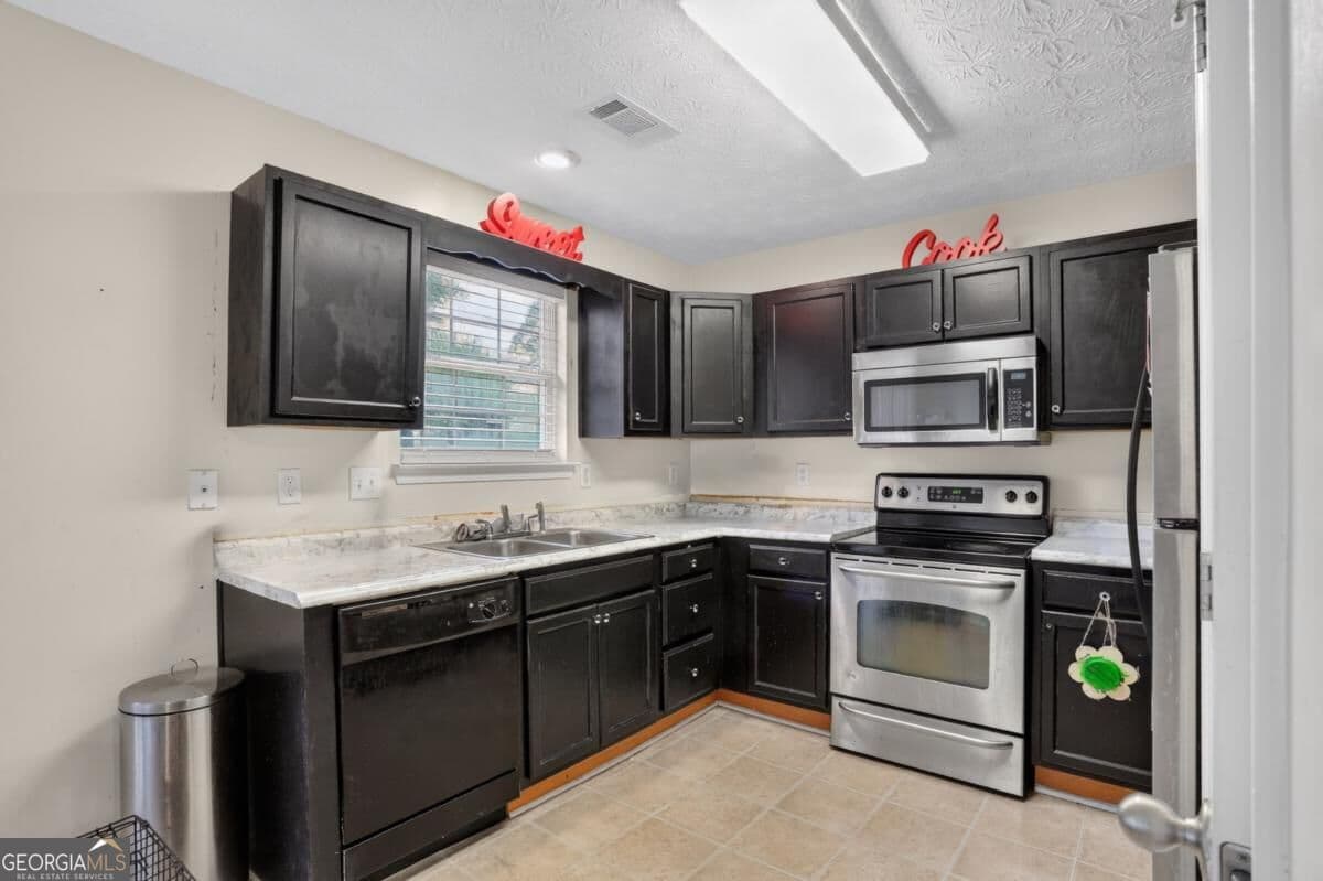 3 bedroom, 2.5 bathroom, 1,577 sq ft townhouse for sale at 1720 Formosa Lane, Mcdonough, GA 30253 — photo 8