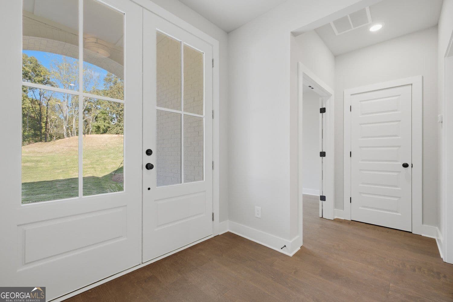 4 bedroom, 3.5 bathroom, 3,043 sq ft single family residence for sale at 8320 Shoal Court, Gainesville, GA 30506 — photo 6