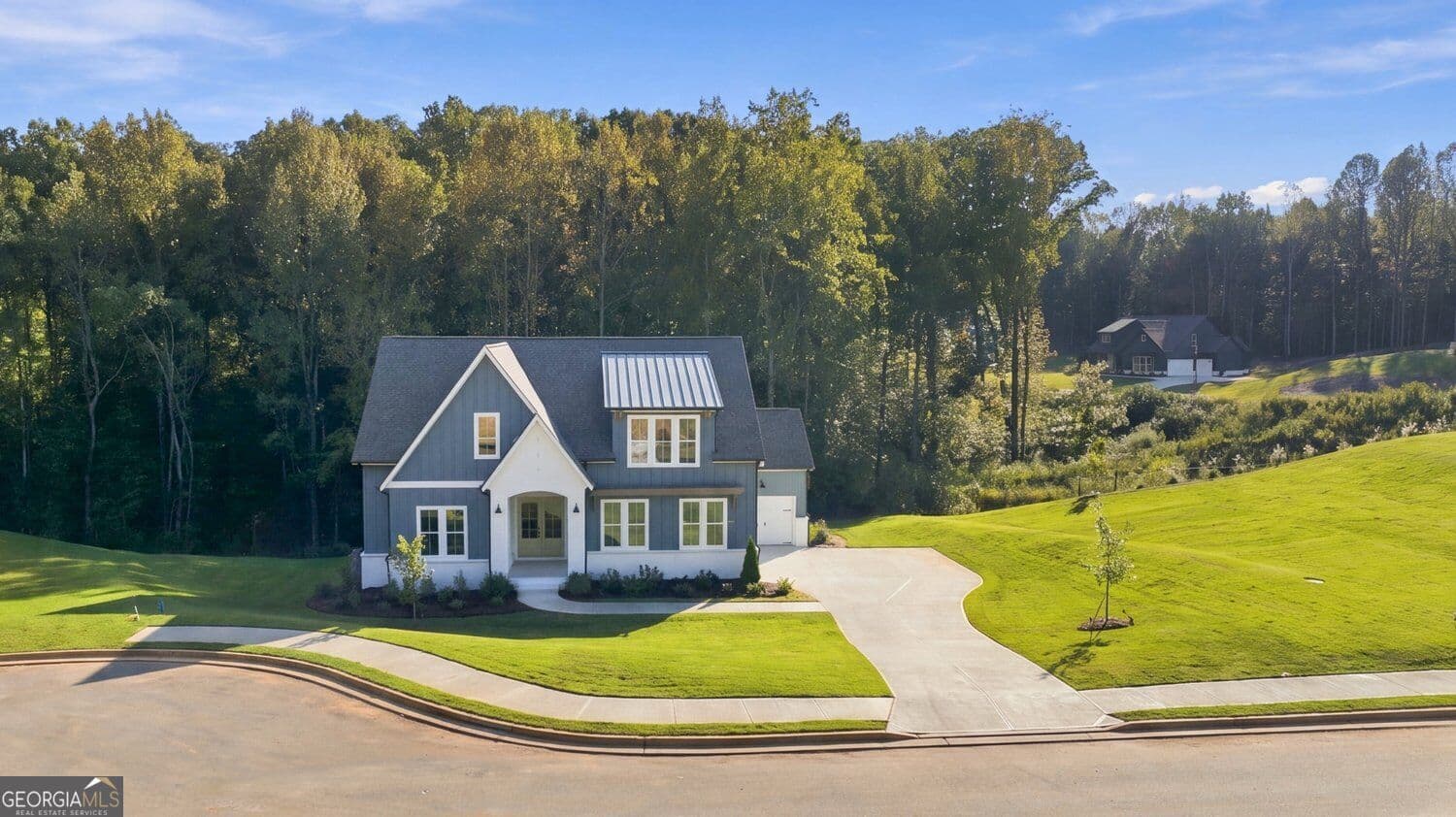 4 bedroom, 3.5 bathroom, 3,043 sq ft single family residence for sale at 8320 Shoal Court, Gainesville, GA 30506 — photo 3