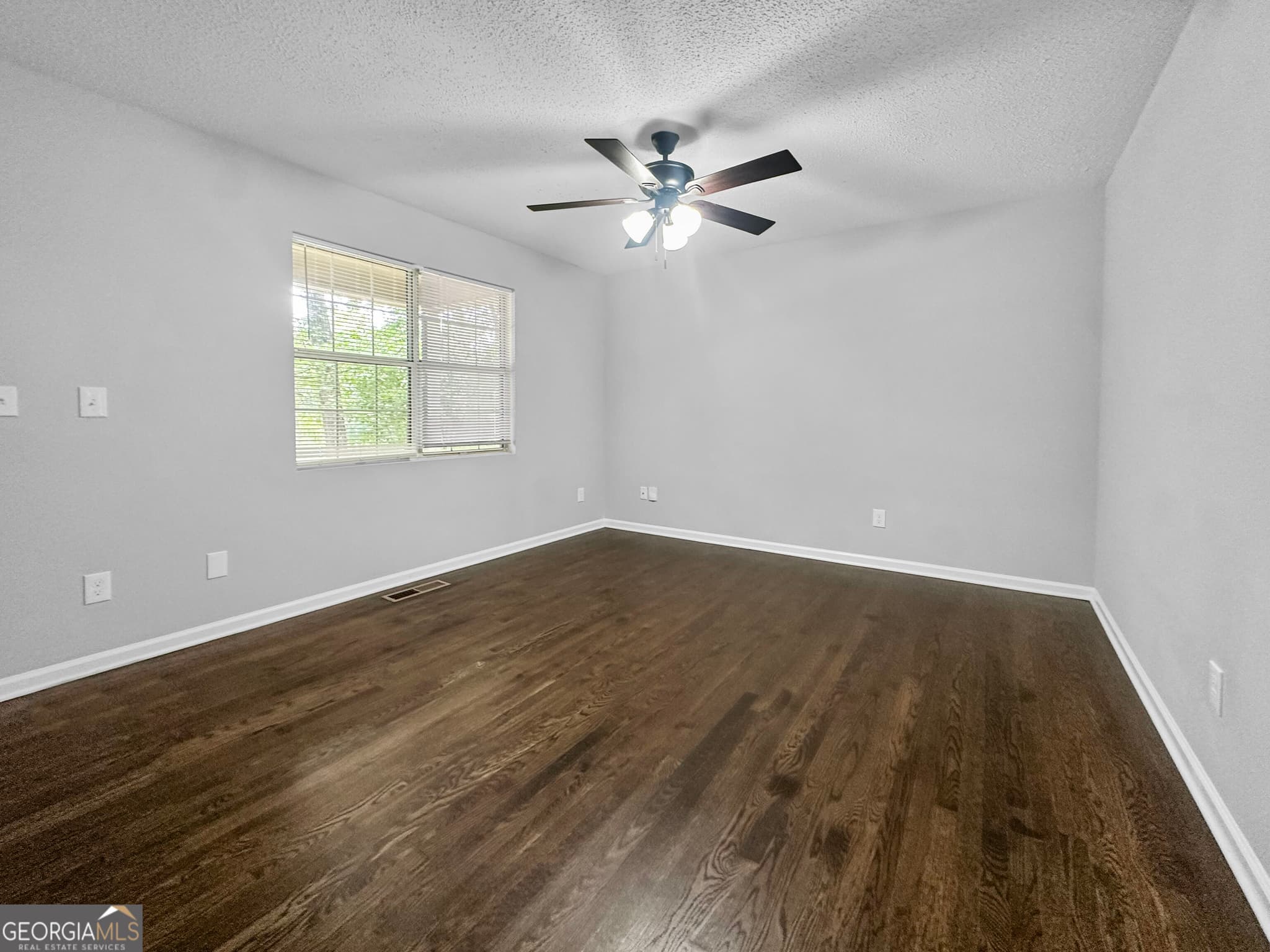 3 bedroom, 2 bathroom, 3,528 sq ft single family residence for rent at 555 Browning Circle, Acworth, GA 30101 for $1,845 a month — photo 2