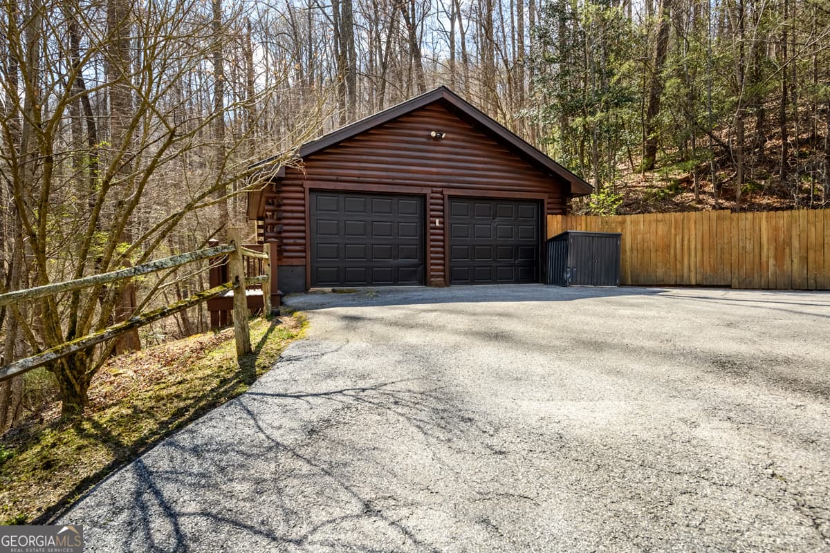 3 bedroom, 3.5 bathroom, 2,880 sq ft cabin,single family residence for sale at 91 Whispering Lake Way, Blue Ridge, GA 30513 — photo 7