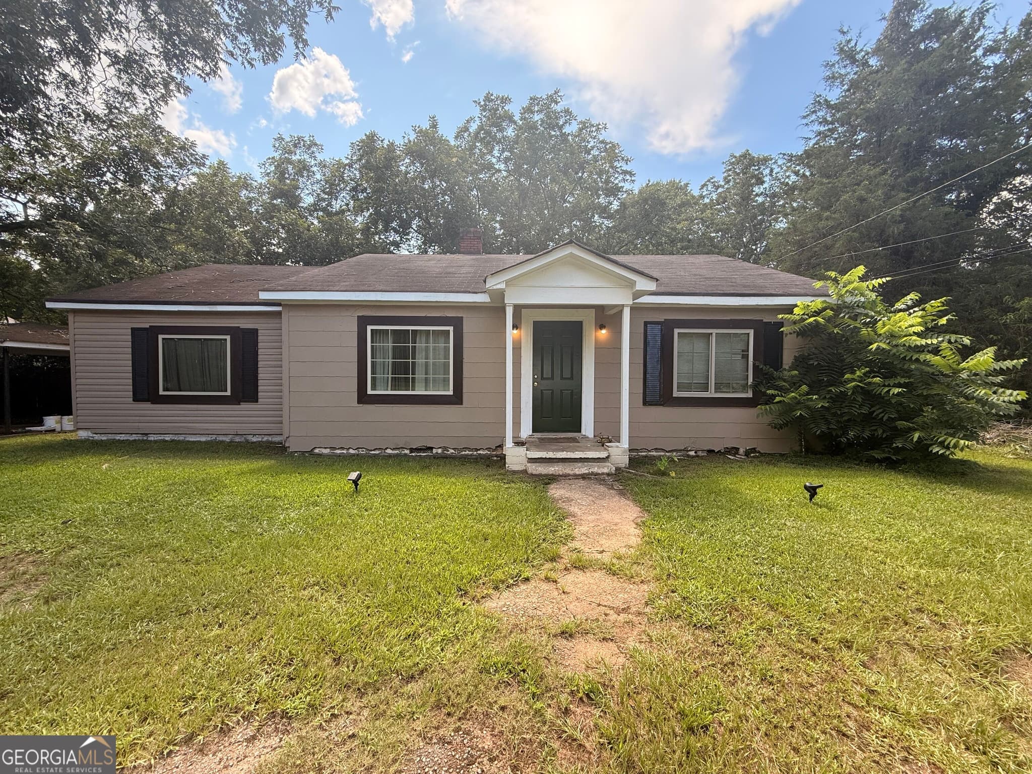 2 bedroom, 1 bathroom, 1,360 sq ft single family residence for sale at 2471 Old Atlanta Road, Griffin, GA 30223