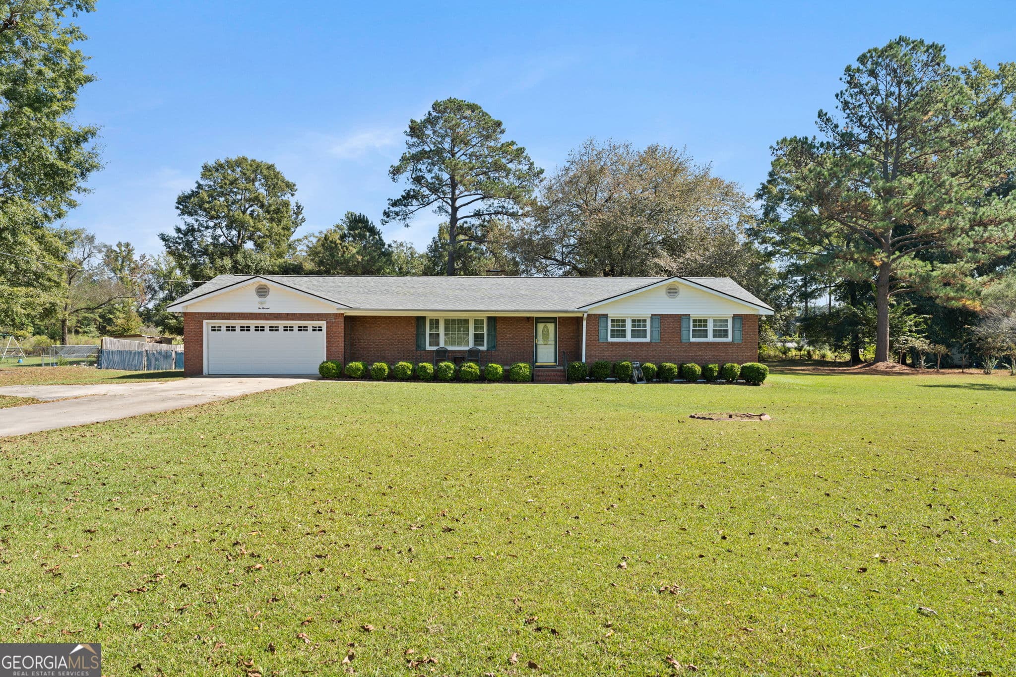 3 bedroom, 2 bathroom, 1,765 sq ft single family residence for sale at 100 Heritage Drive, Warner Robins, GA 31093 — photo 2