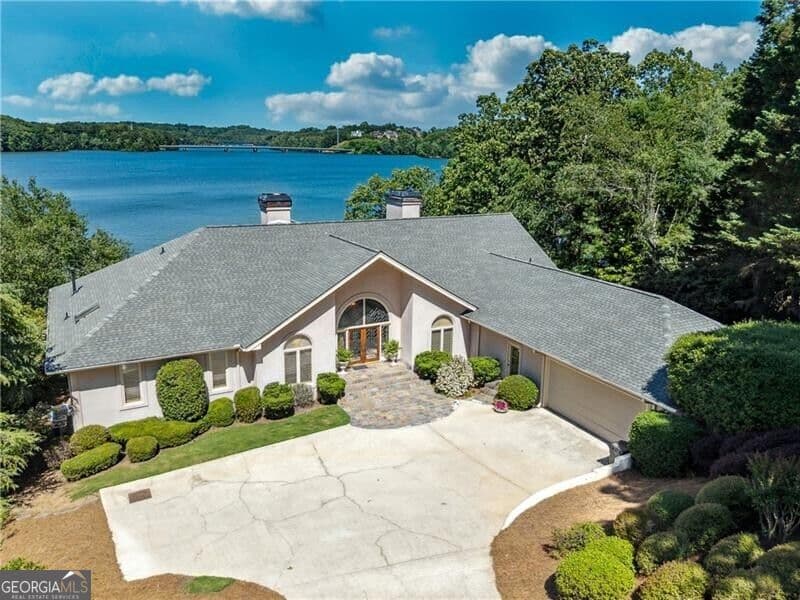 6 bedroom, 5.5 bathroom, 6,265 sq ft single family residence for sale at 2917 Pointe Drive, Gainesville, GA 30506 — photo 2