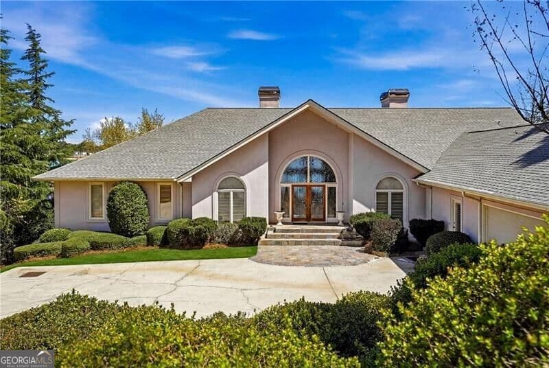6 bedroom, 5.5 bathroom, 6,265 sq ft single family residence for sale at 2917 Pointe Drive, Gainesville, GA 30506 — photo 4