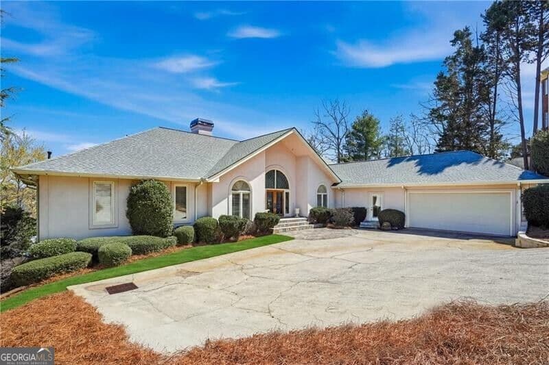 6 bedroom, 5.5 bathroom, 6,265 sq ft single family residence for sale at 2917 Pointe Drive, Gainesville, GA 30506 — photo 8