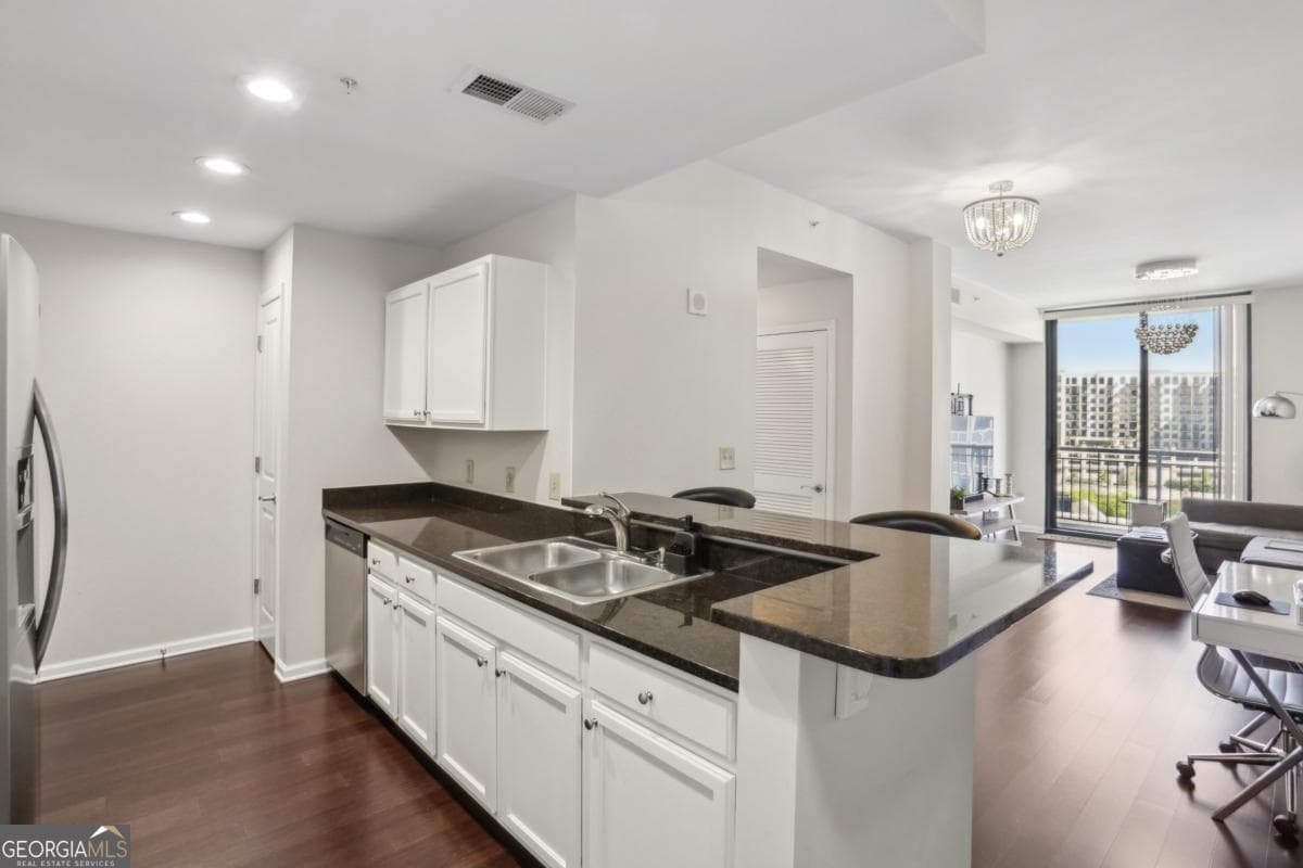 1 bedroom, 1 bathroom, 761 sq ft condominium sold at 3040 Peachtree Road 713, Atlanta, GA 30305