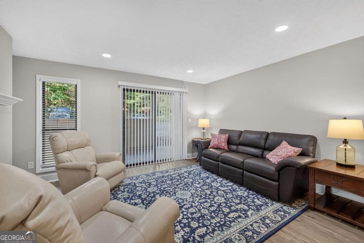 1 bedroom, 1 bathroom, 905 sq ft condominium for sale at 206 Wynnes Ridge Circle, Marietta, GA 30067 — photo 2