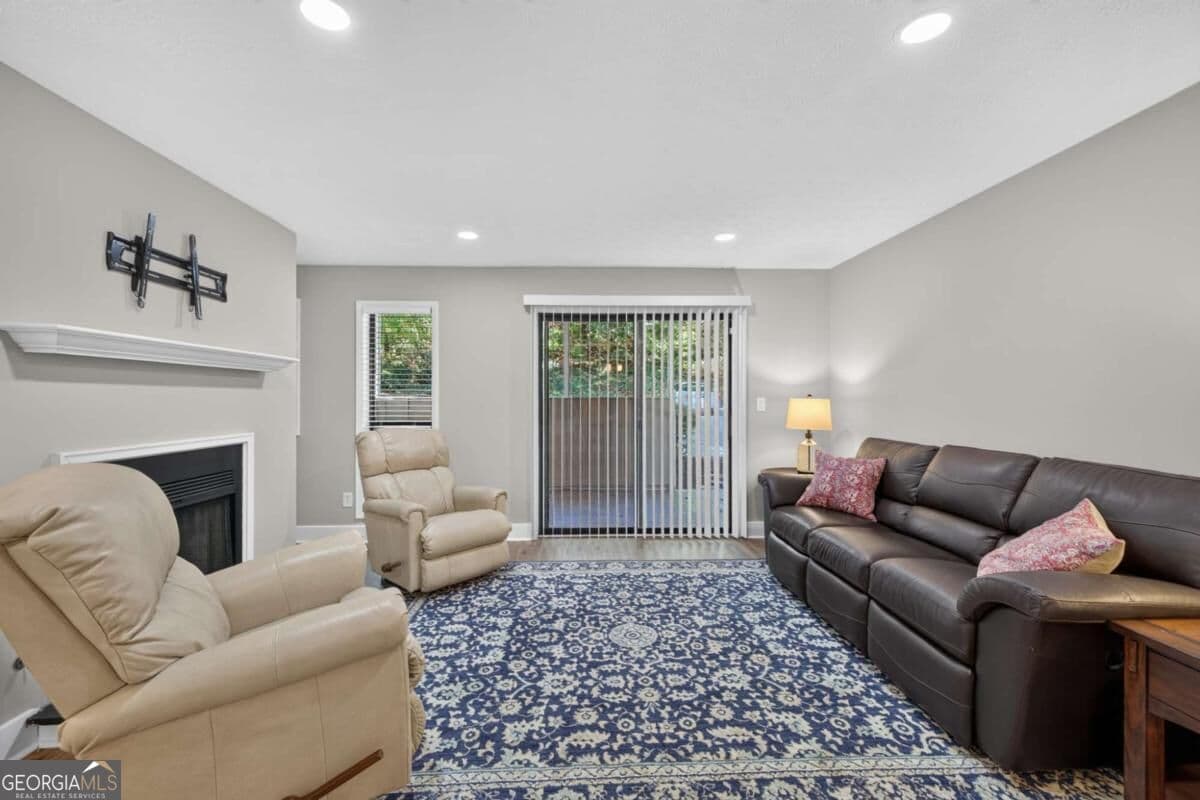 1 bedroom, 1 bathroom, 905 sq ft condominium for sale at 206 Wynnes Ridge Circle, Marietta, GA 30067 — photo 3