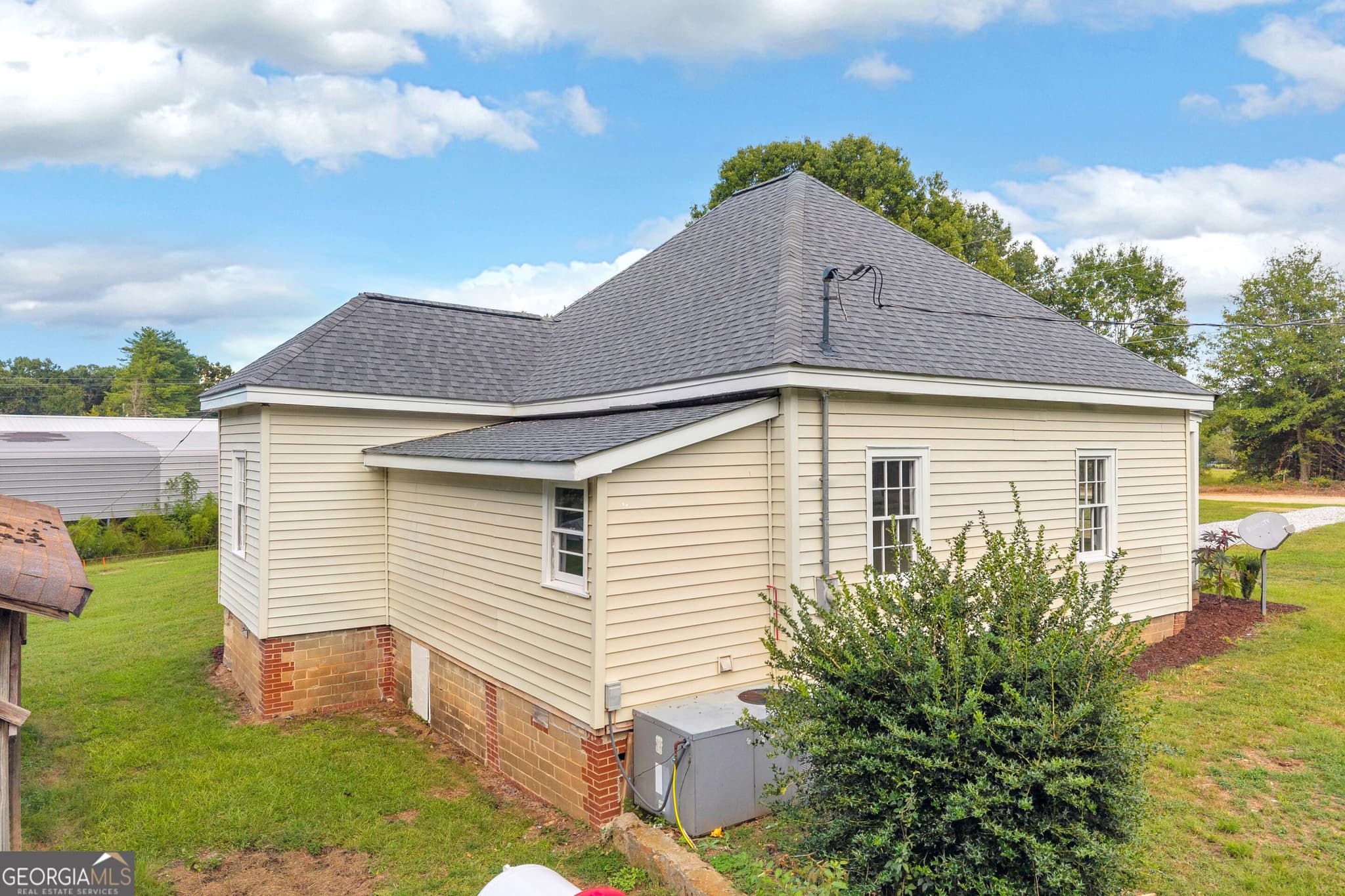 4 bedroom, 1 bathroom, 1,072 sq ft single family residence under contract at 91 Sunset Drive, Hartwell, GA 30643 — photo 4