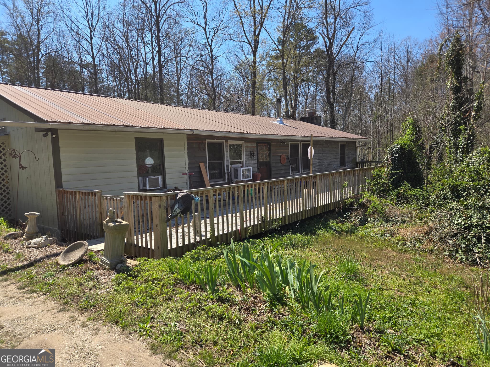 2 bedroom, 1.5 bathroom, 1,144 sq ft single family residence for sale at 280 Stonebank Road, Clarkesville, GA 30523 — photo 1 of 32