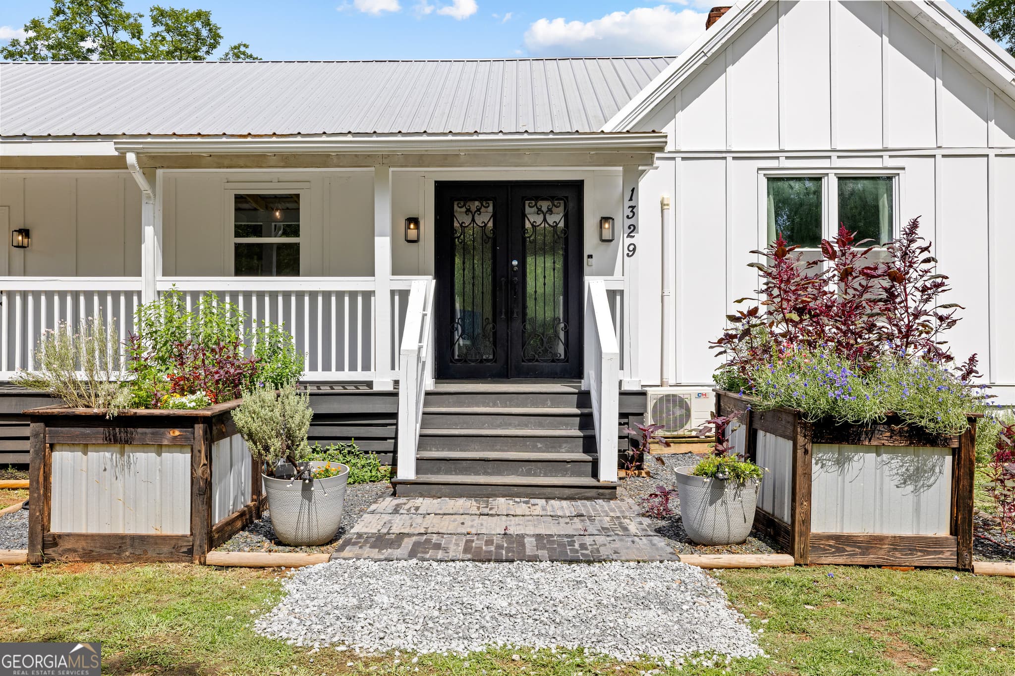 3 bedroom, 2.5 bathroom, 2,032 sq ft single family residence for sale at 1329 Standing Rock Road, Senoia, GA 30276 — photo 2