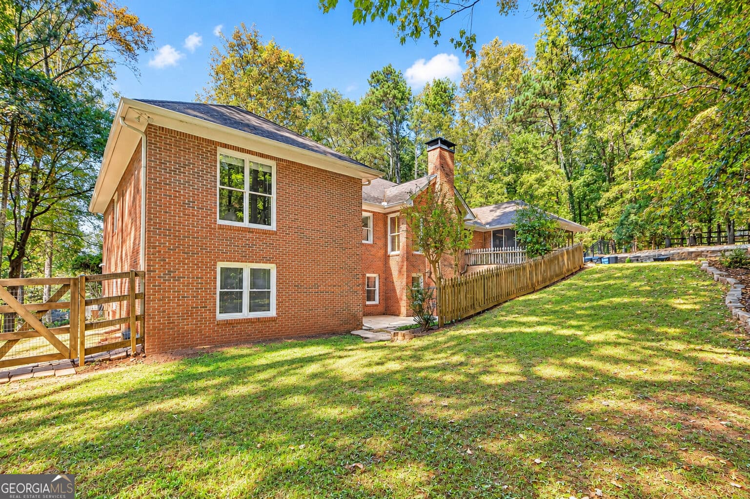 6 bedroom, 3.5 bathroom, 3,944 sq ft single family residence for sale at 535 Autumn Wood Close, Roswell, GA 30075 — photo 2