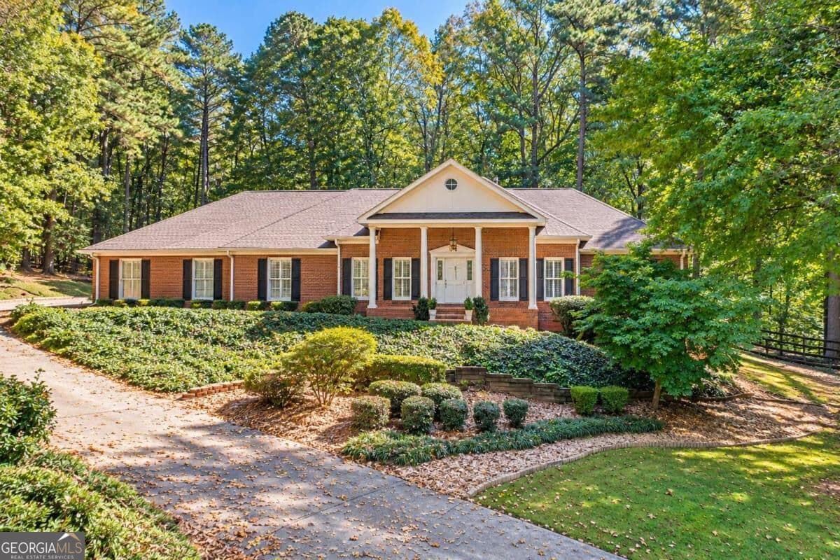 6 bedroom, 3.5 bathroom, 3,944 sq ft single family residence for sale at 535 Autumn Wood Close, Roswell, GA 30075 — photo 1 of 48